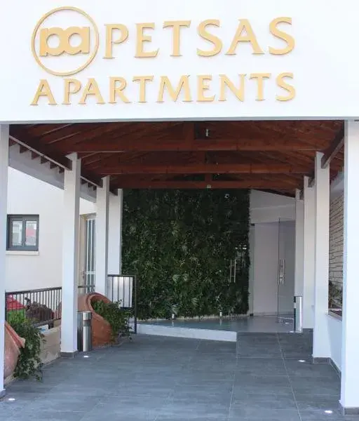 Facade/entrance in Petsas Apartments