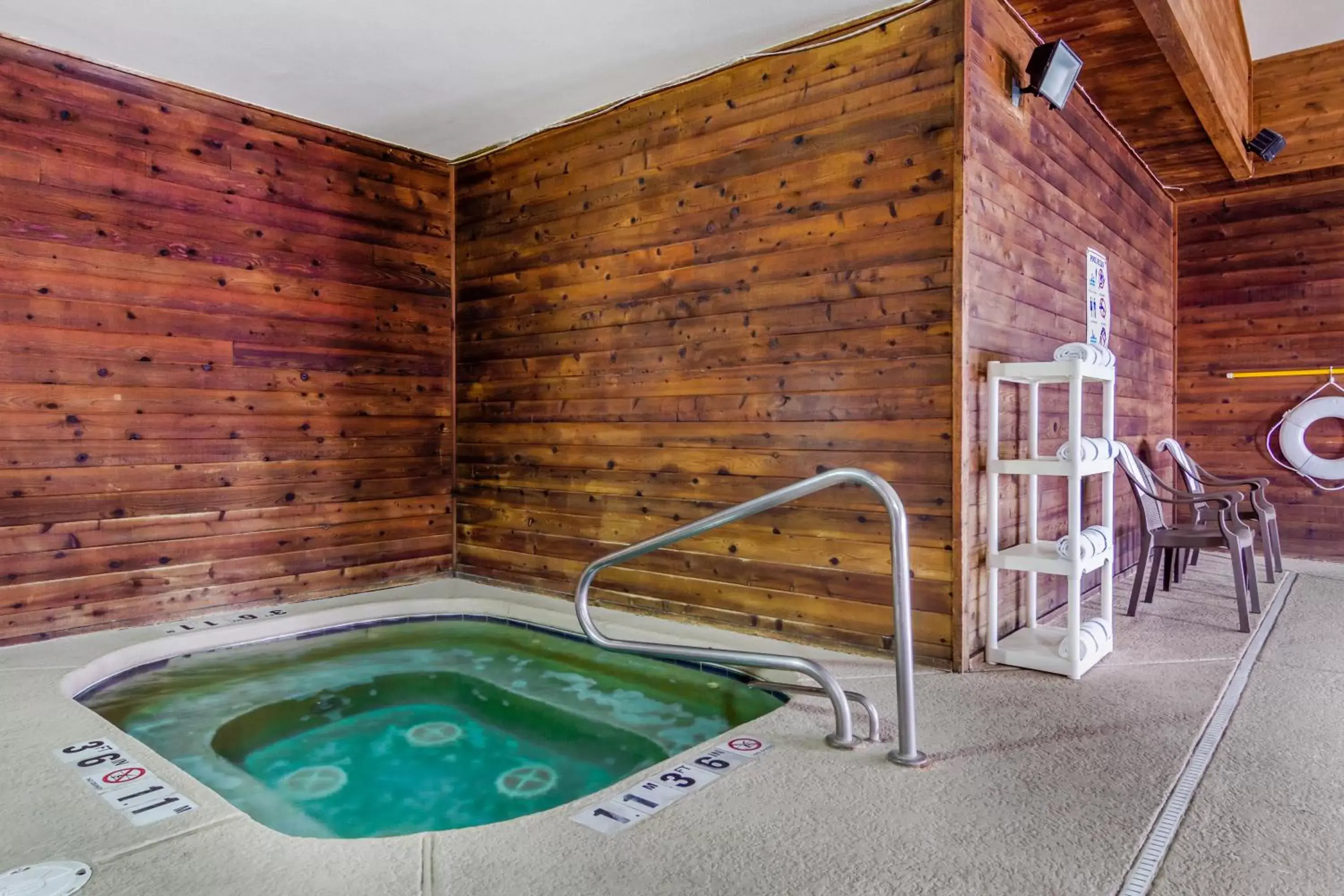 Hot Tub, Swimming Pool in Comfort Inn & Suites Greeley