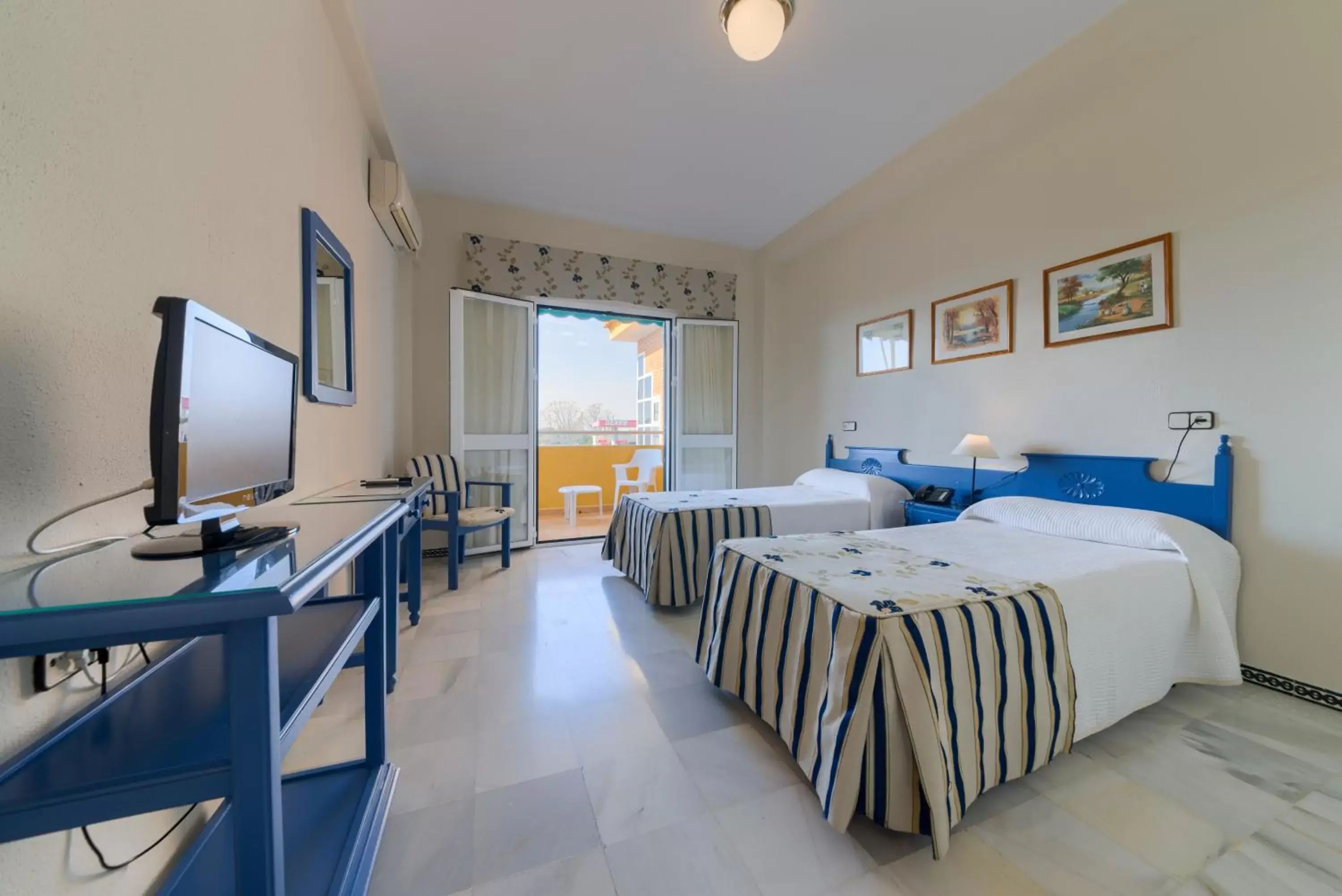 Triple Room in Hotel Torre De Los Guzmanes Triple Room in Hotel Torre De Los Guzmanes