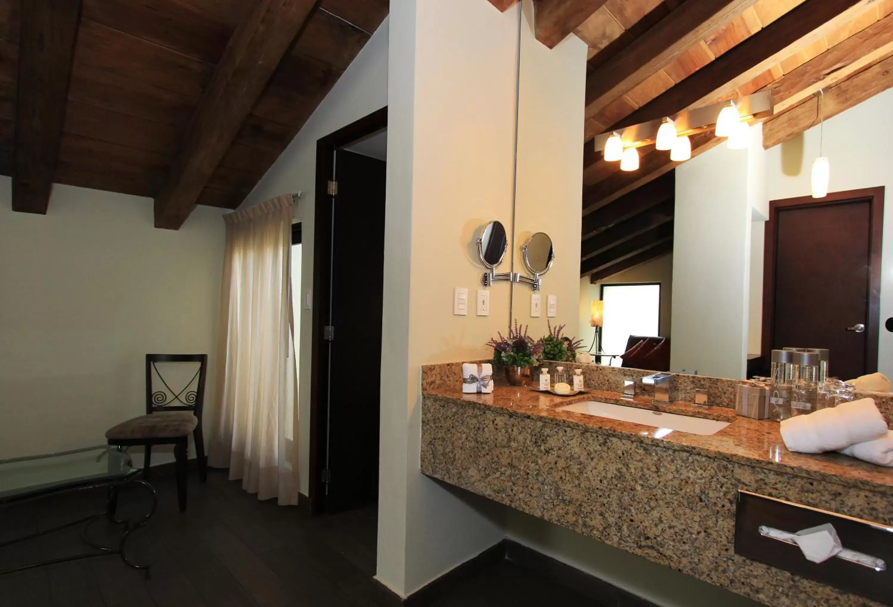 Bathroom in Plaza Gallery Hotel Boutique