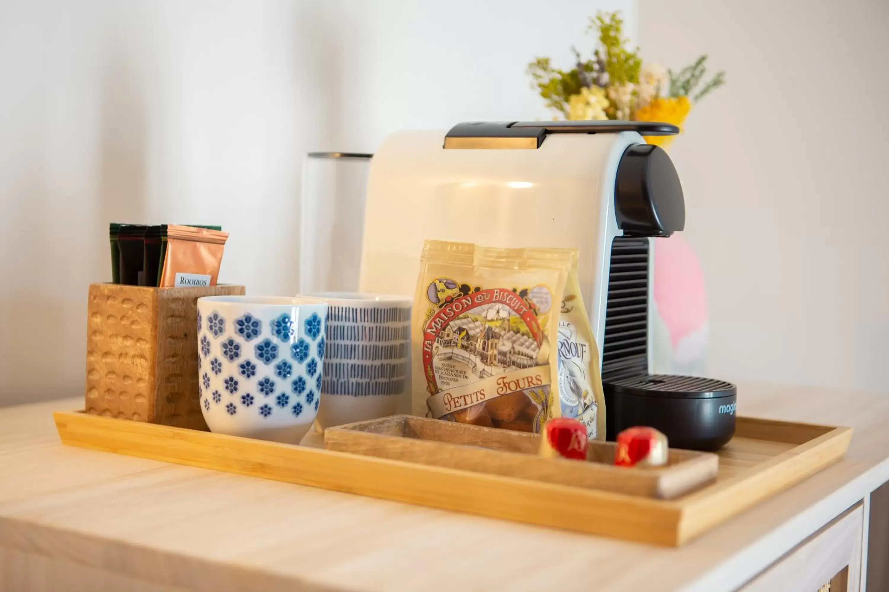 Coffee/tea facilities in Hôtel des Isles