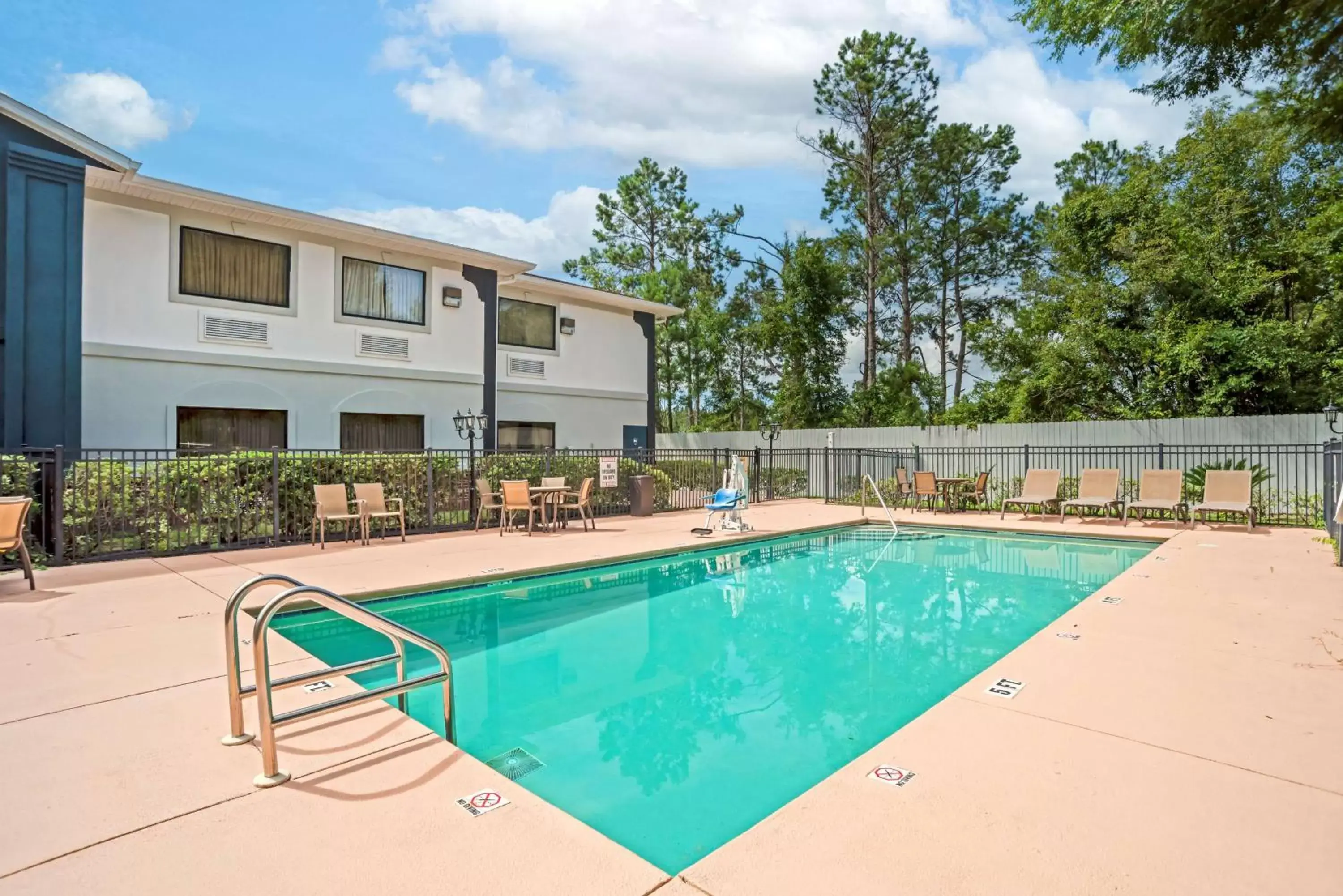 Pool view in Best Western Wakulla Inn & Suites Pool view in Best Western Wakulla Inn & Suites