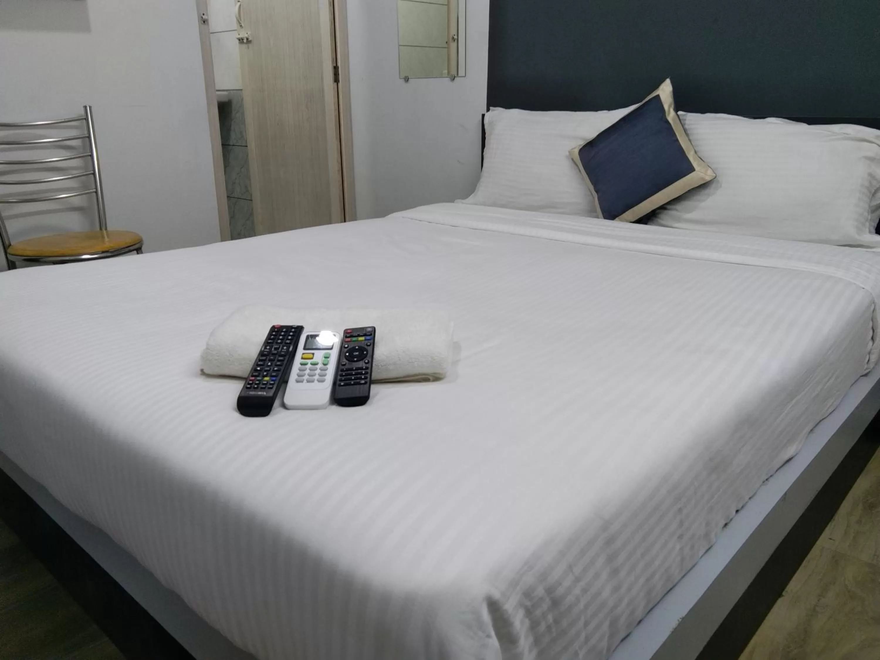 Bed in Silver Cloud Hotel Sholinganallur