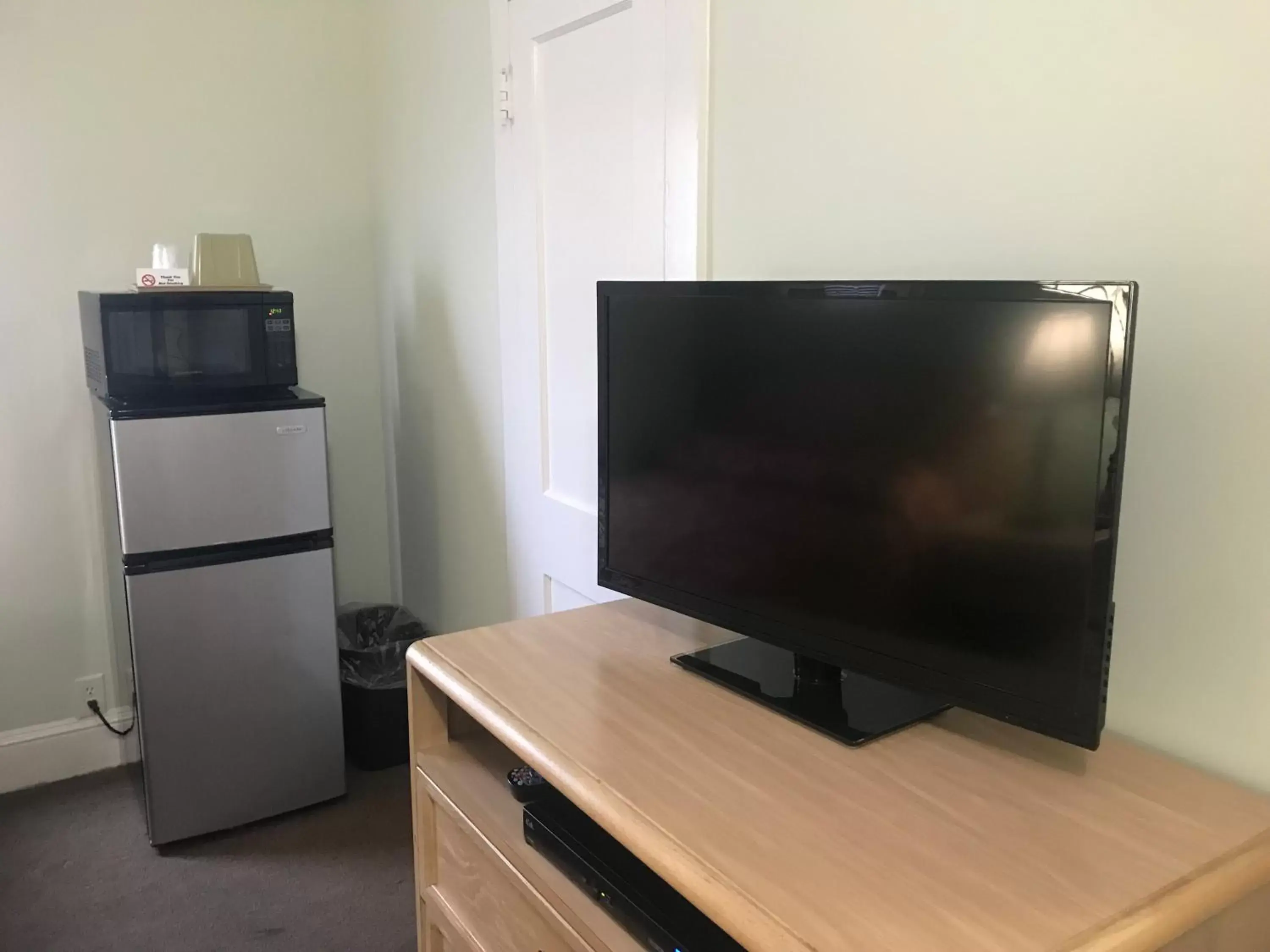 Bedroom, TV/Entertainment Center in Ocean Lodge Hotel & Apartments