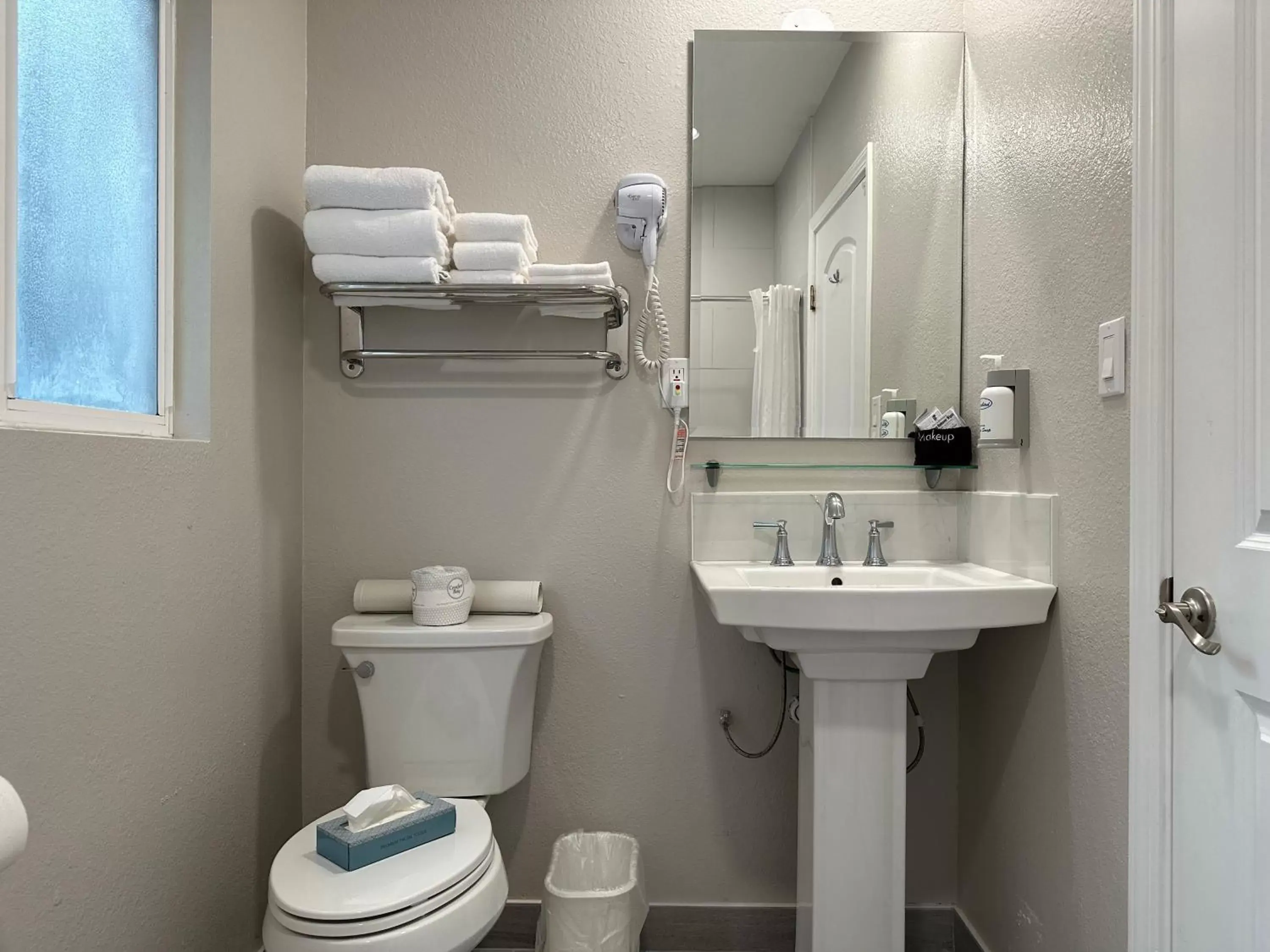 Bathroom in Bluebird Inn