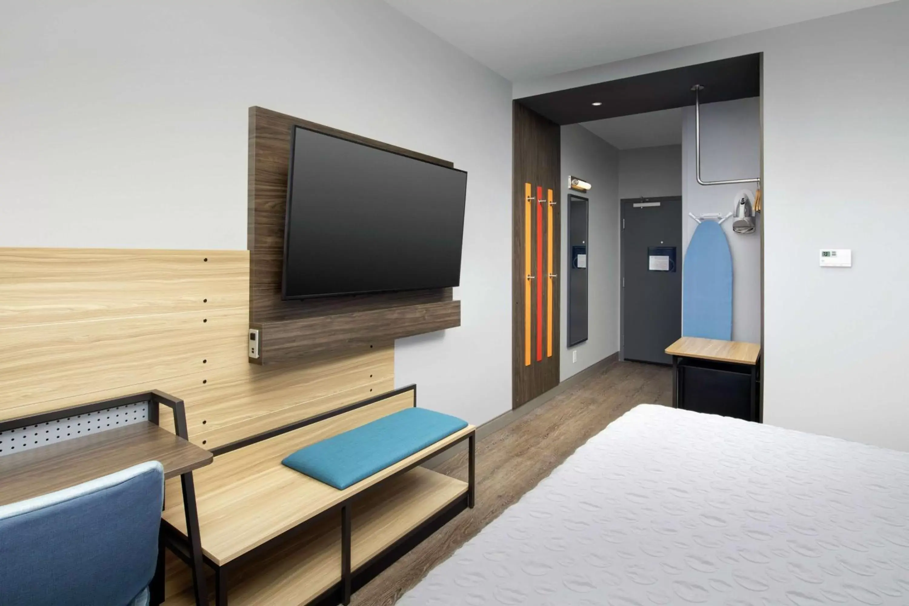 Bedroom, TV/Entertainment Center in Tru By Hilton San Antonio Lackland Sea World
