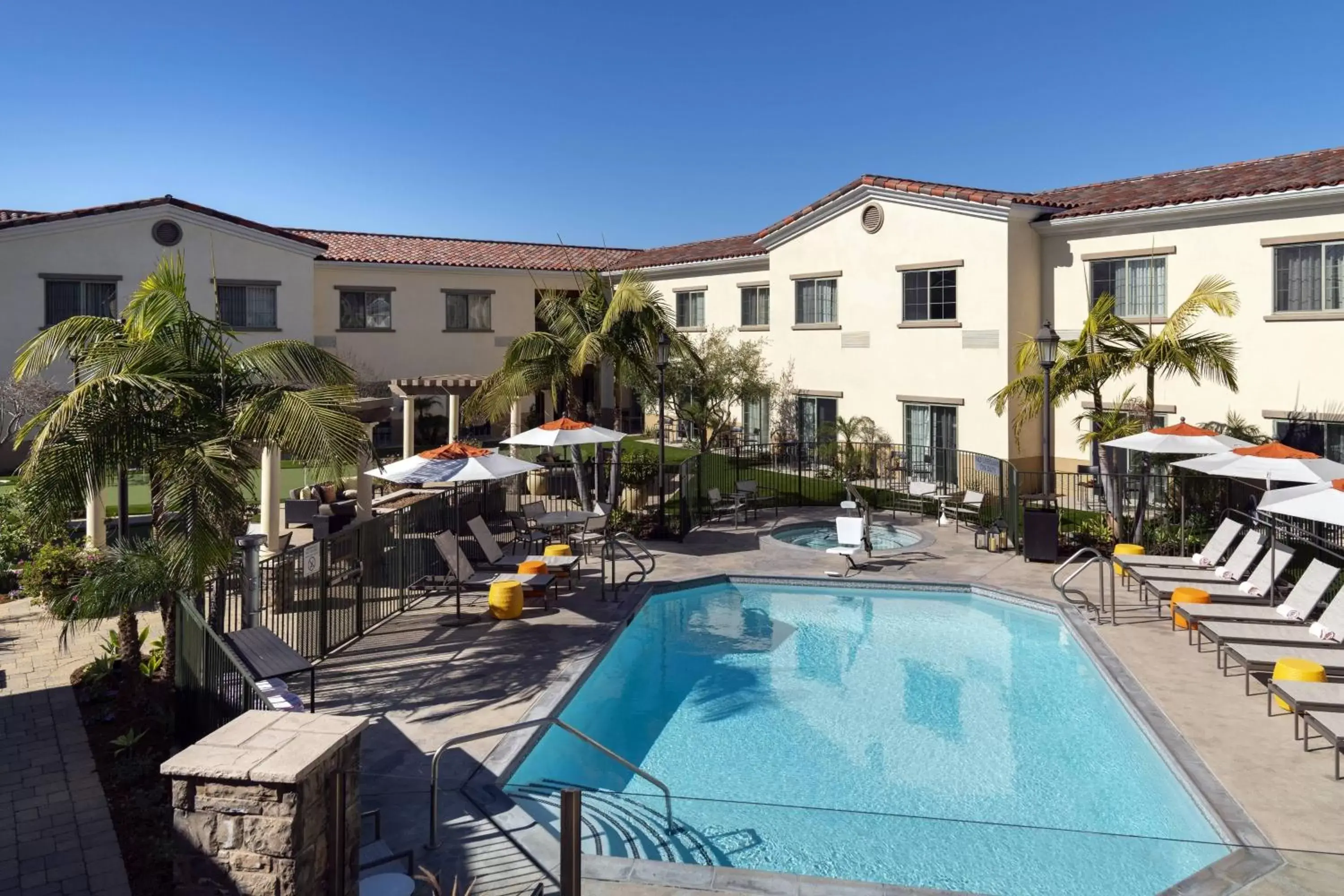 Swimming pool, Pool View in Courtyard by Marriott Santa Barbara Goleta