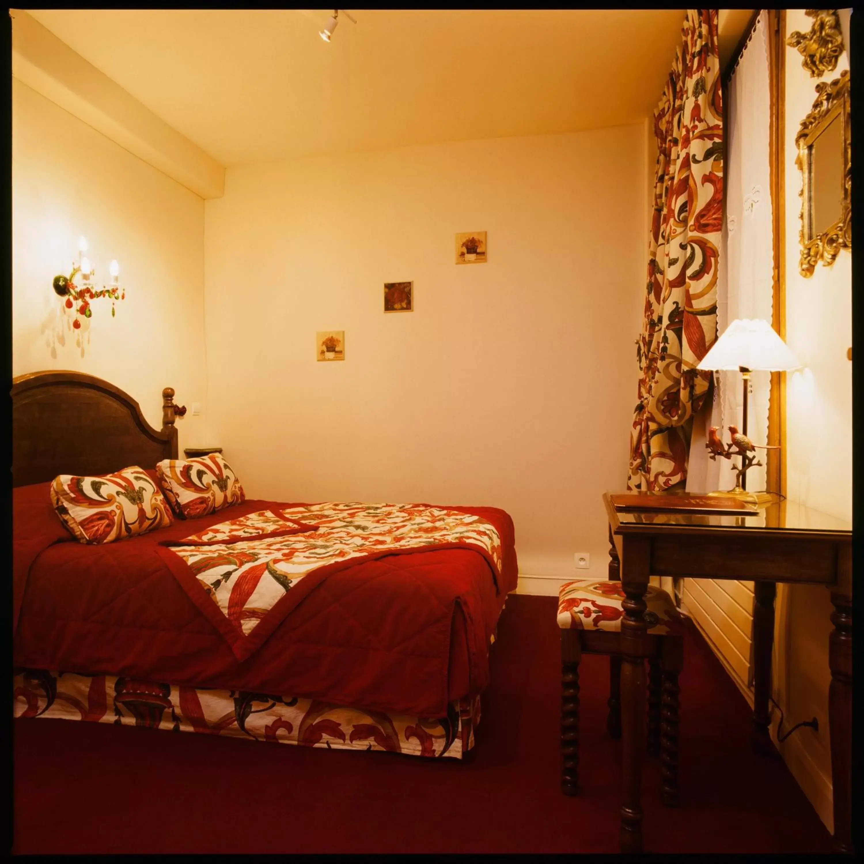 Photo of the whole room, Bed in Grand Hôtel Dechampaigne