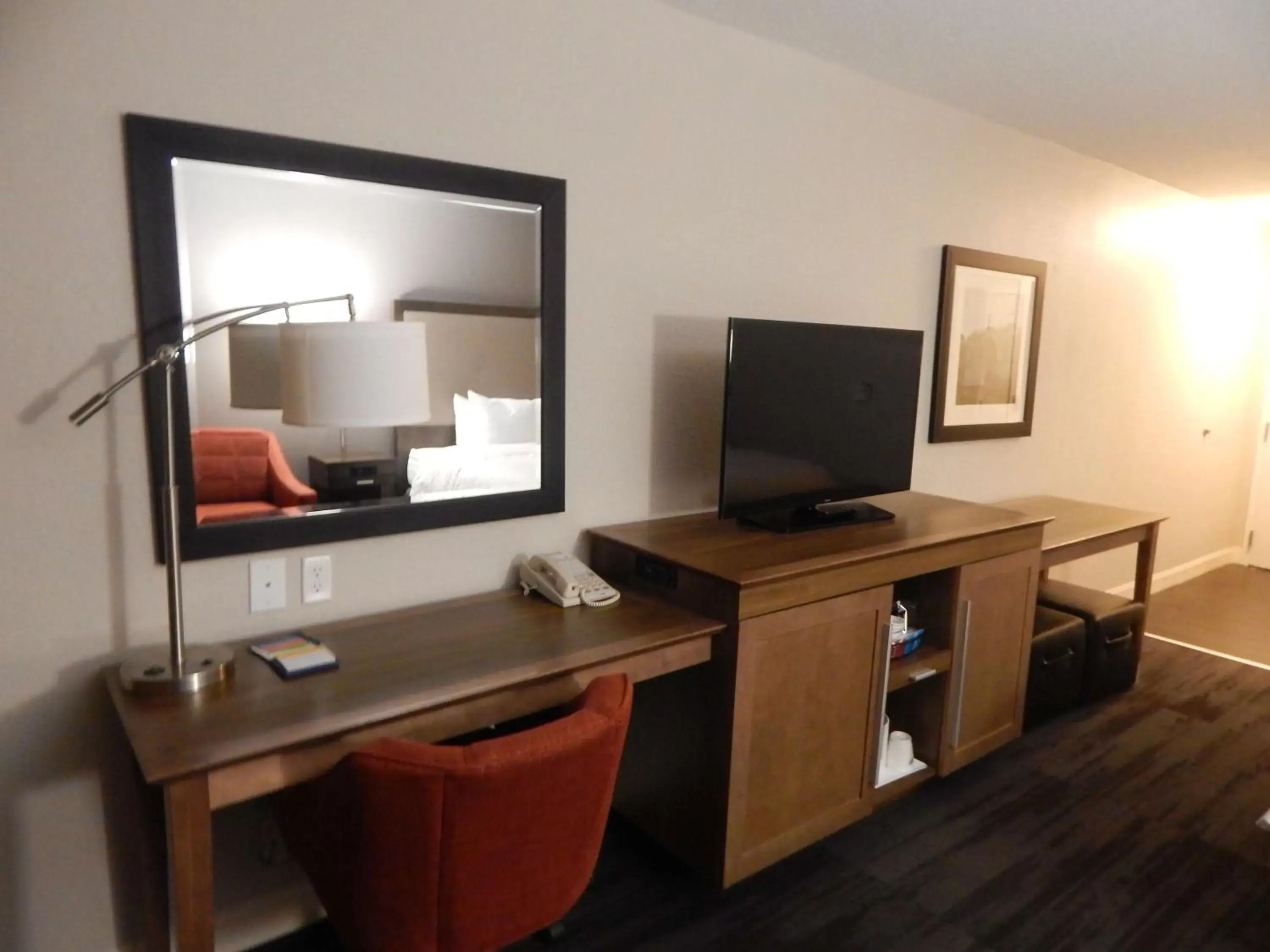 Bedroom, TV/Entertainment Center in Hampton Inn Heath