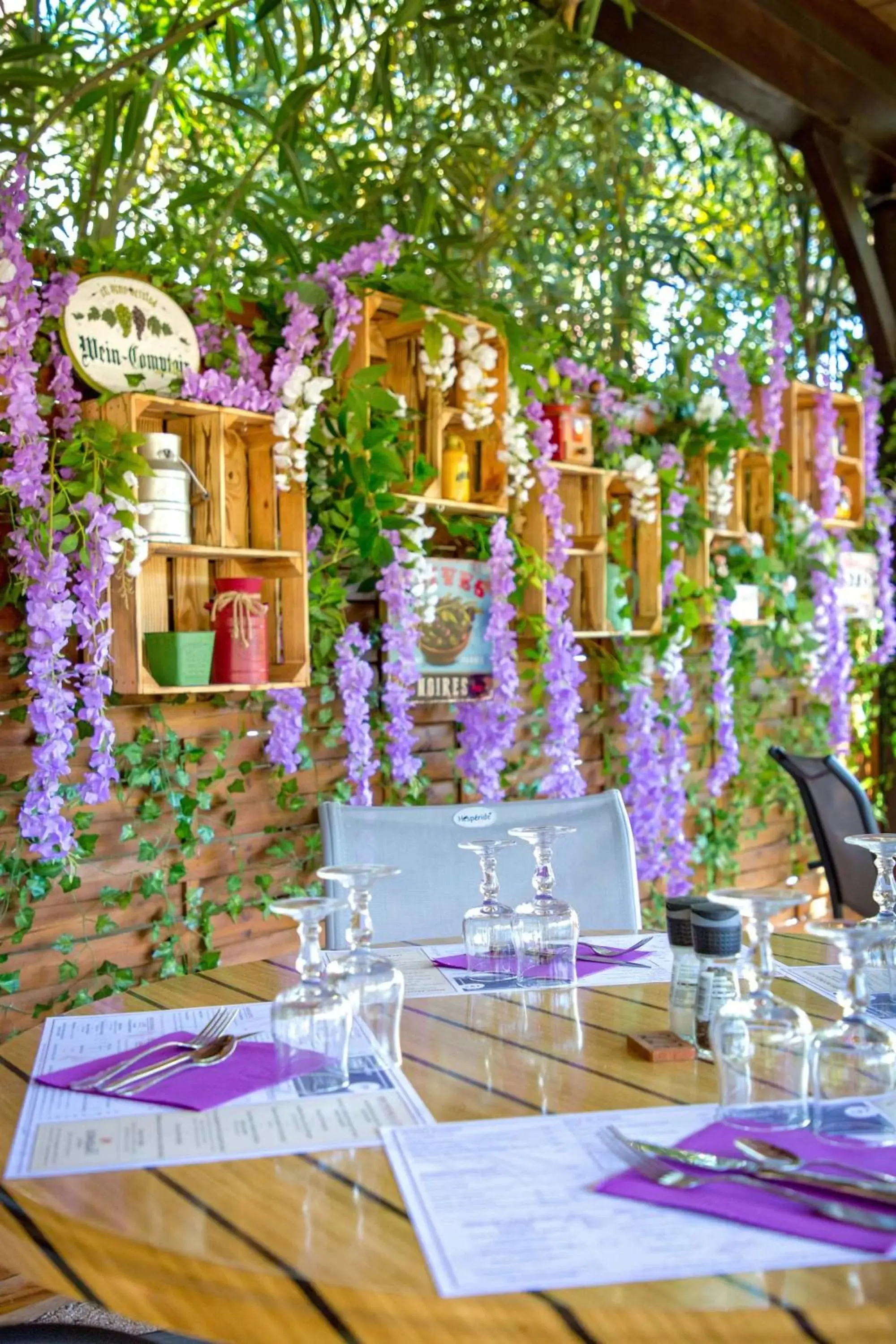 Restaurant/Places to Eat in Les Pins Blancs en Provence