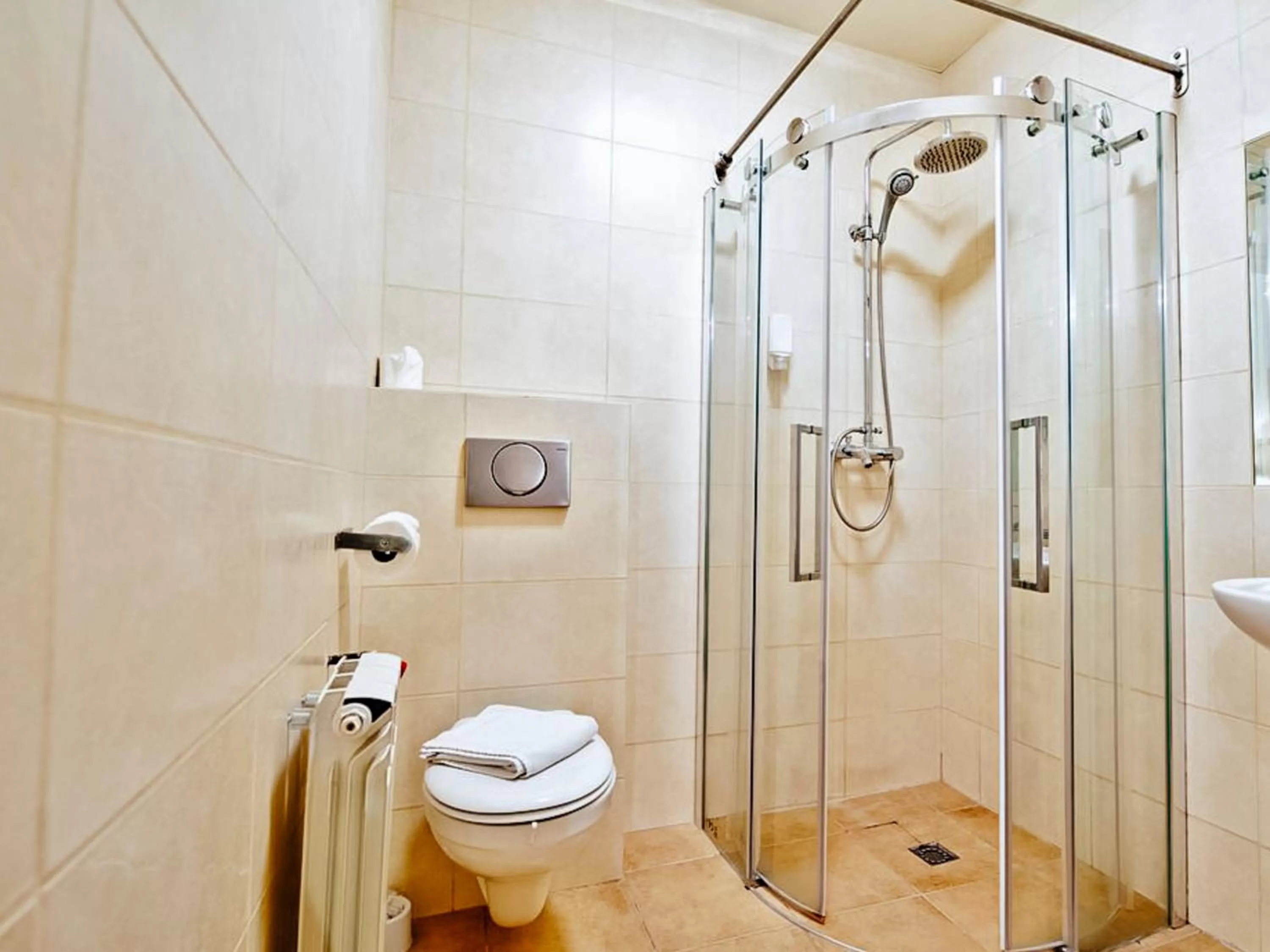 Shower, Bathroom in Miodosytnia Aparthotel