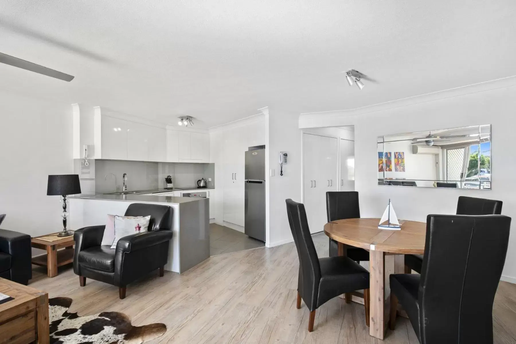 Kitchen or kitchenette, Dining Area in Kirra Palms Holiday Apartments