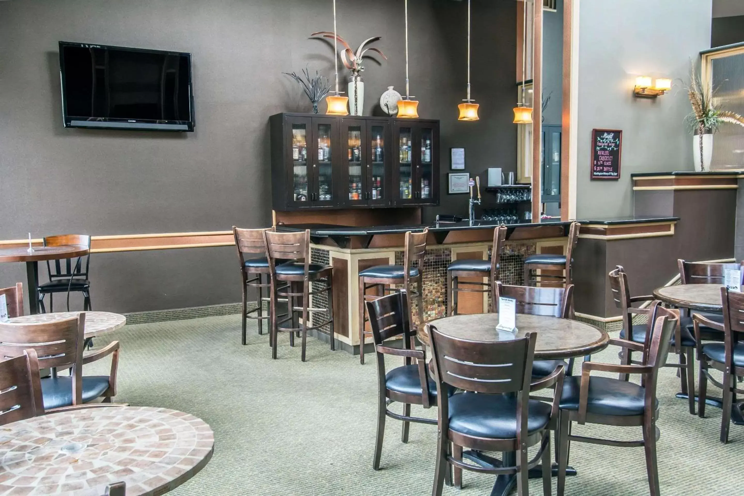 Lounge or bar, Restaurant/Places to Eat in Holiday Inn - Clarkston - Lewiston, an IHG Hotel