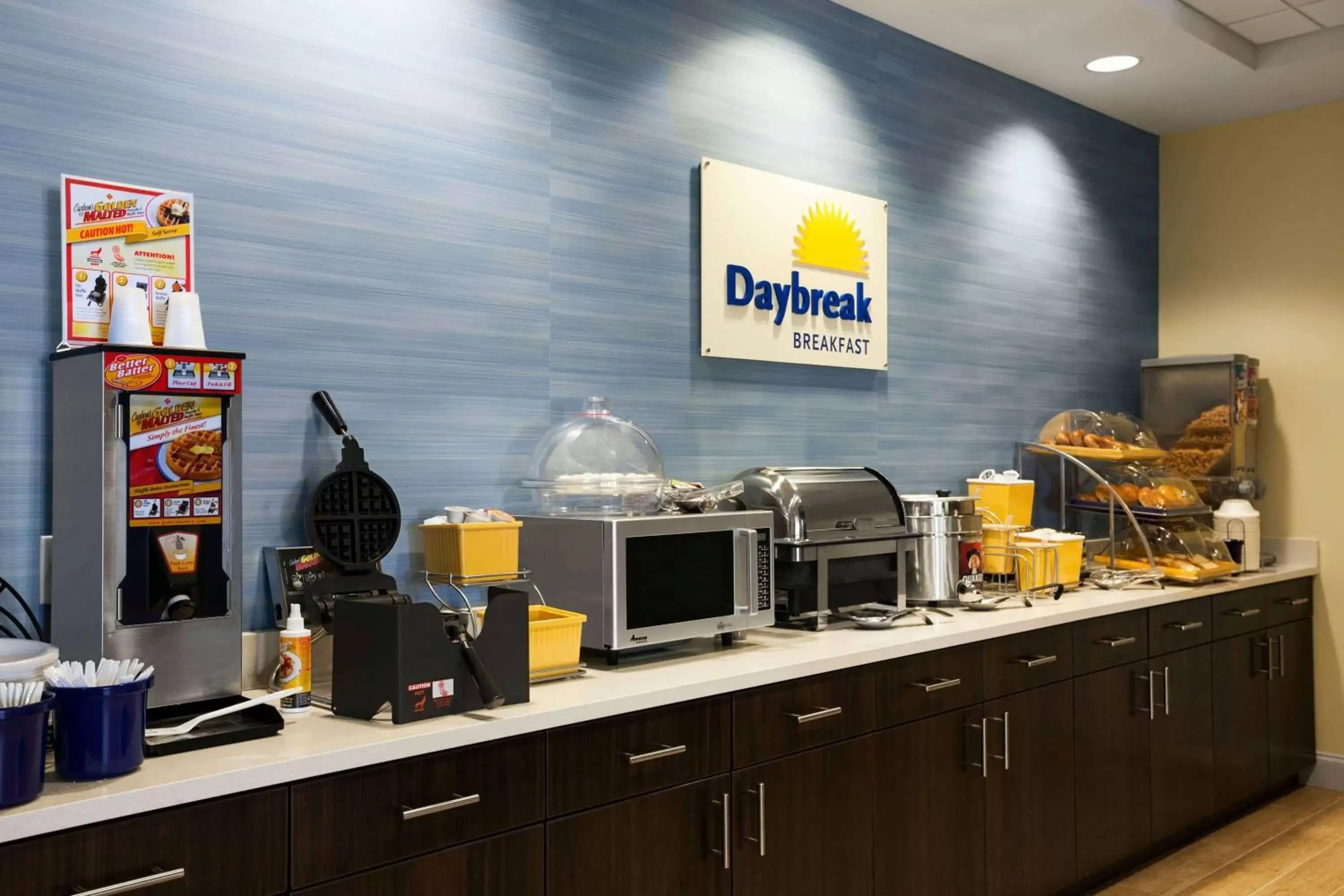 Restaurant/places to eat in Days Inn & Suites by Wyndham Altoona