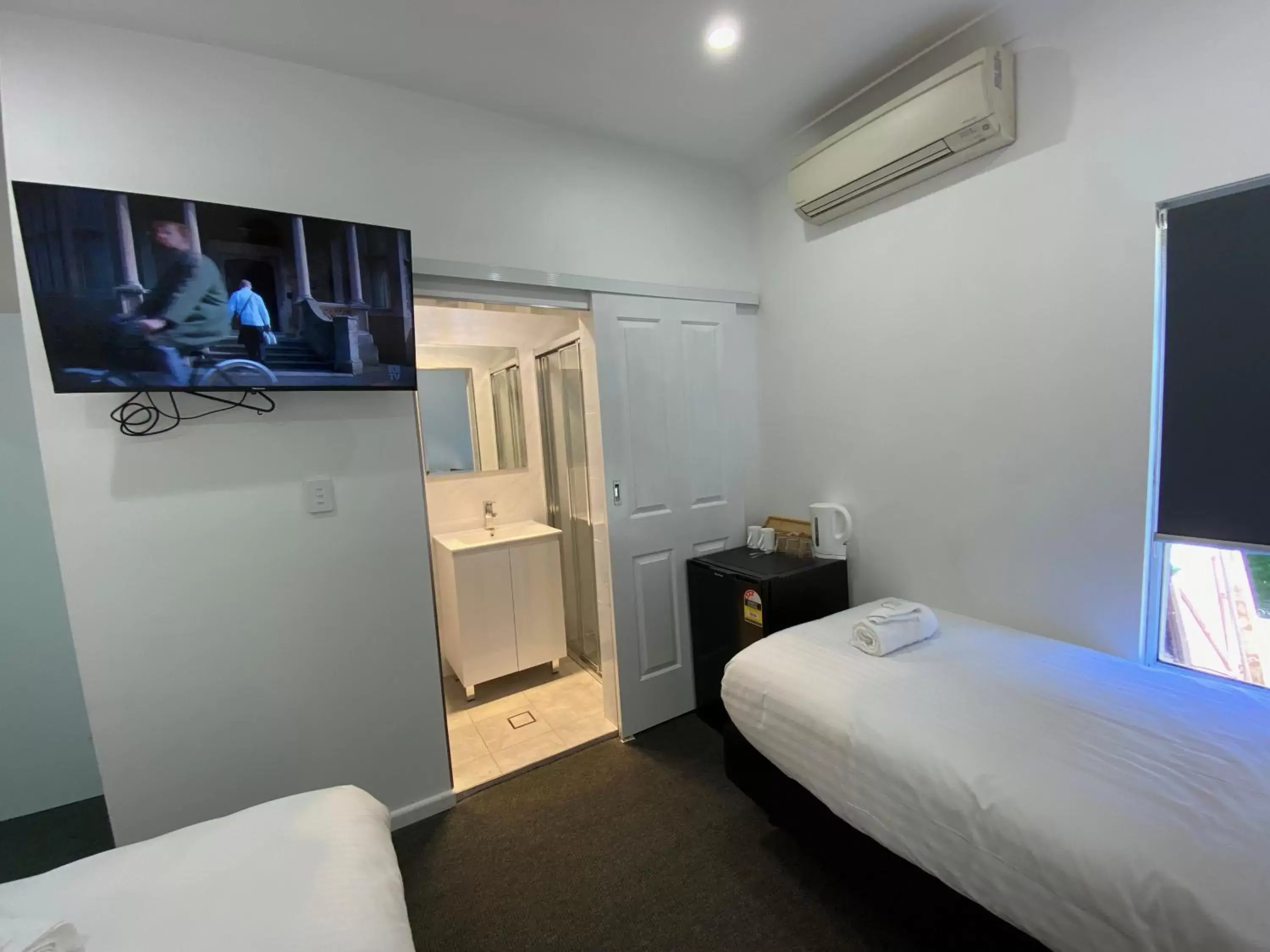 Communal lounge/ TV room, Bed in Central Motel Mudgee