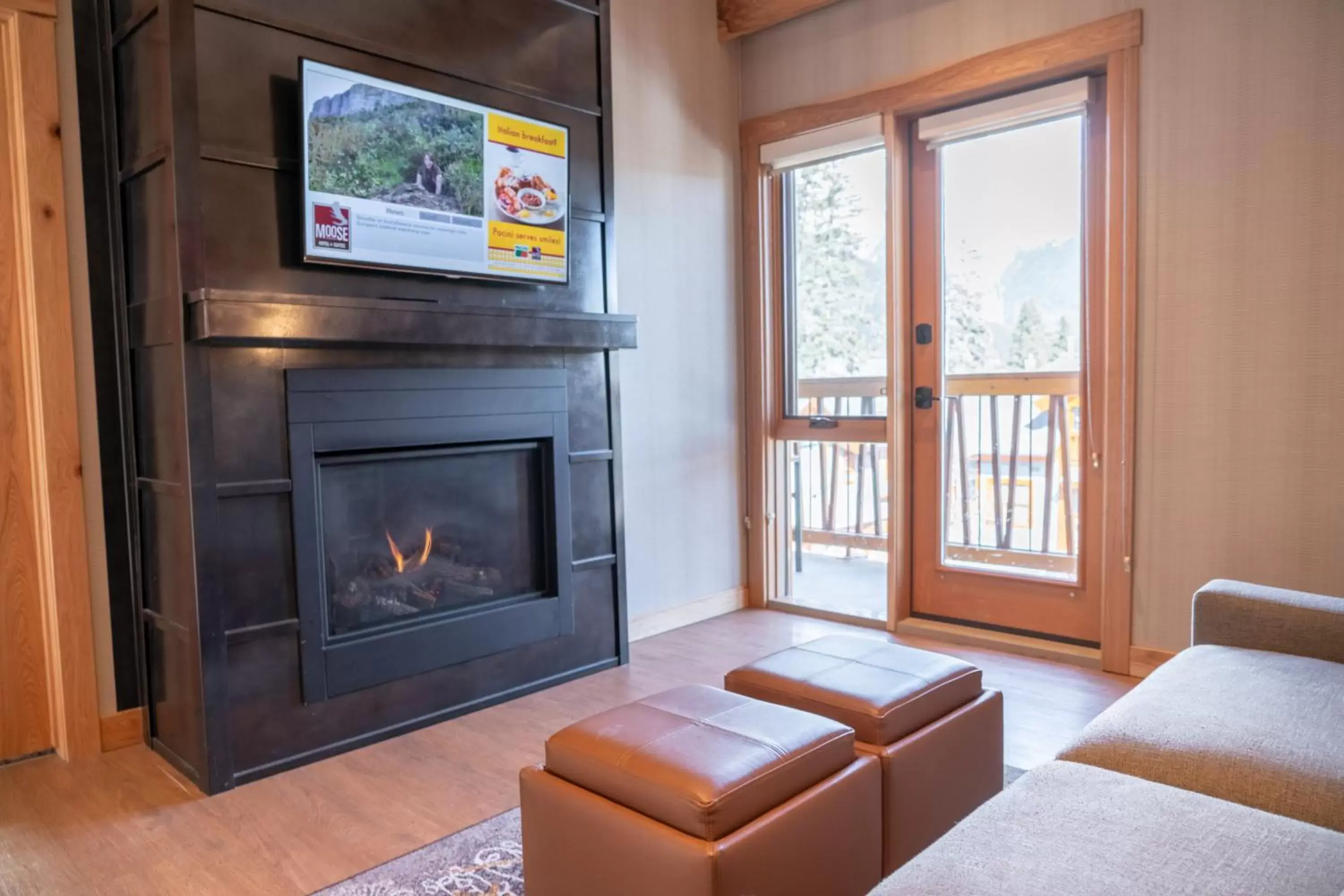 Living room, TV/Entertainment Center in Moose Hotel and Suites