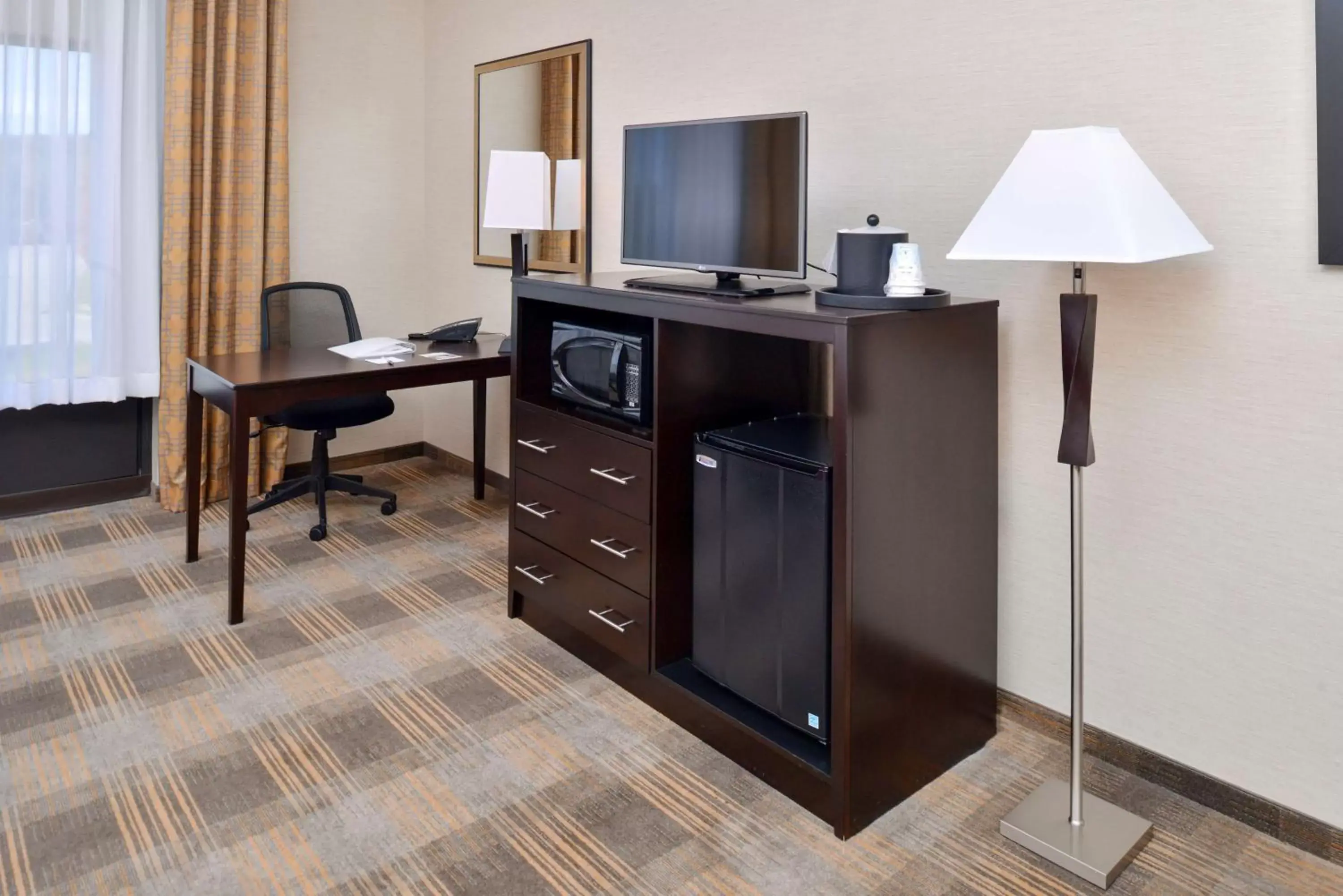 Bed, TV/Entertainment Center in Hampton Inn & Suites California University-Pittsburgh