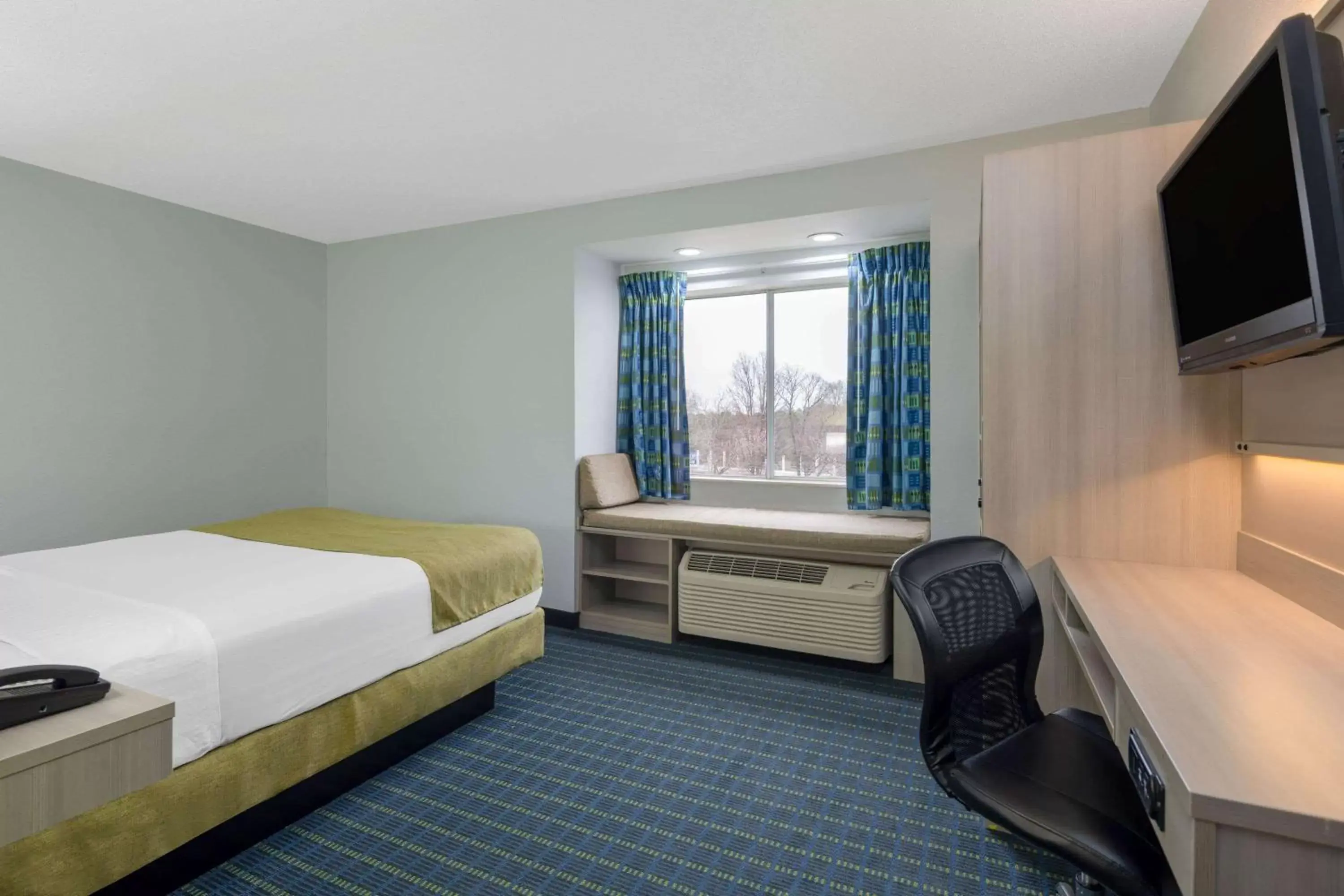 Photo of the whole room, Bed in Microtel Inn by Wyndham Lake Norman