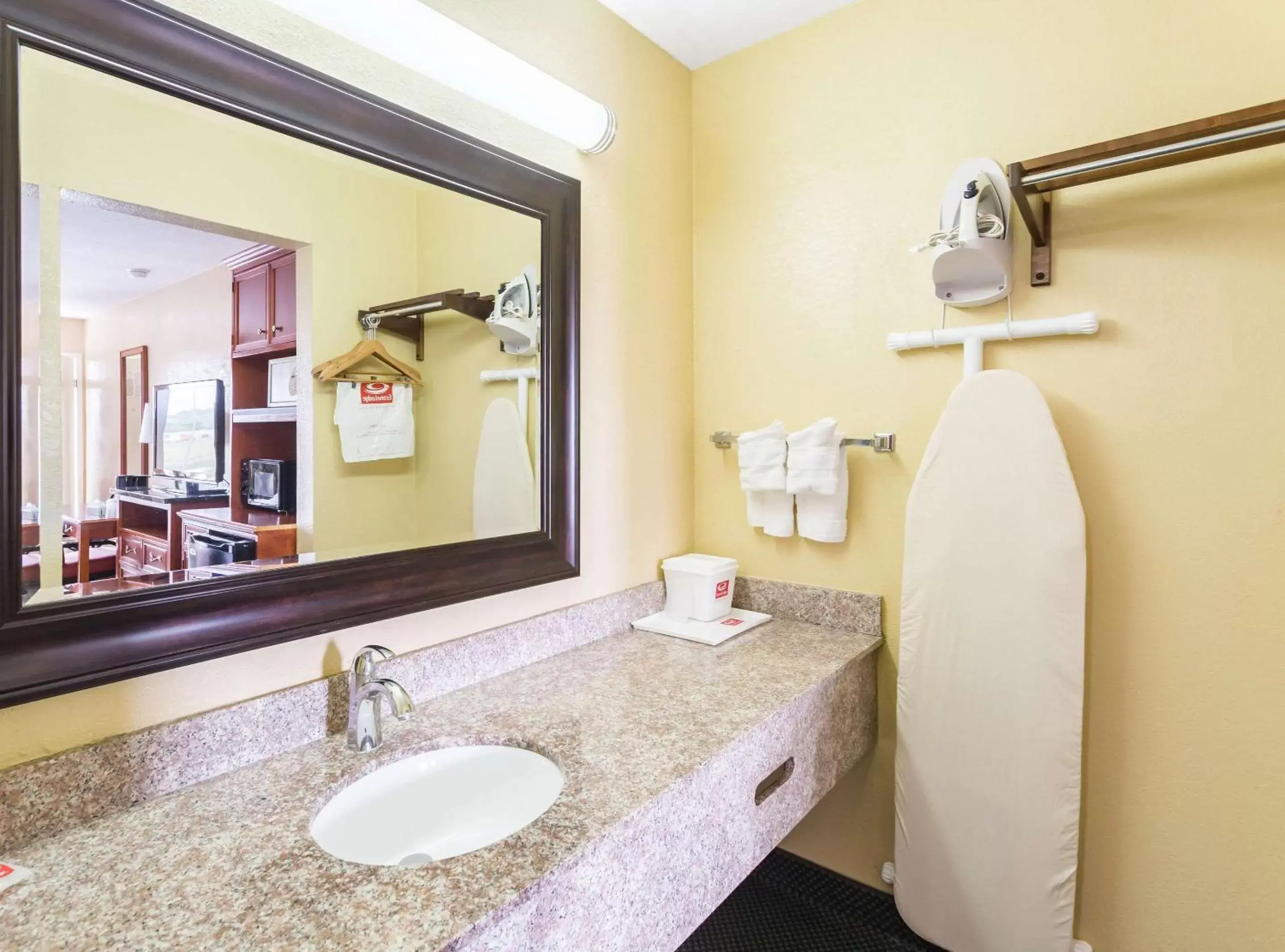 Bedroom, Bathroom in Econo Lodge White Pine Morristown I-81 & I-40 Split