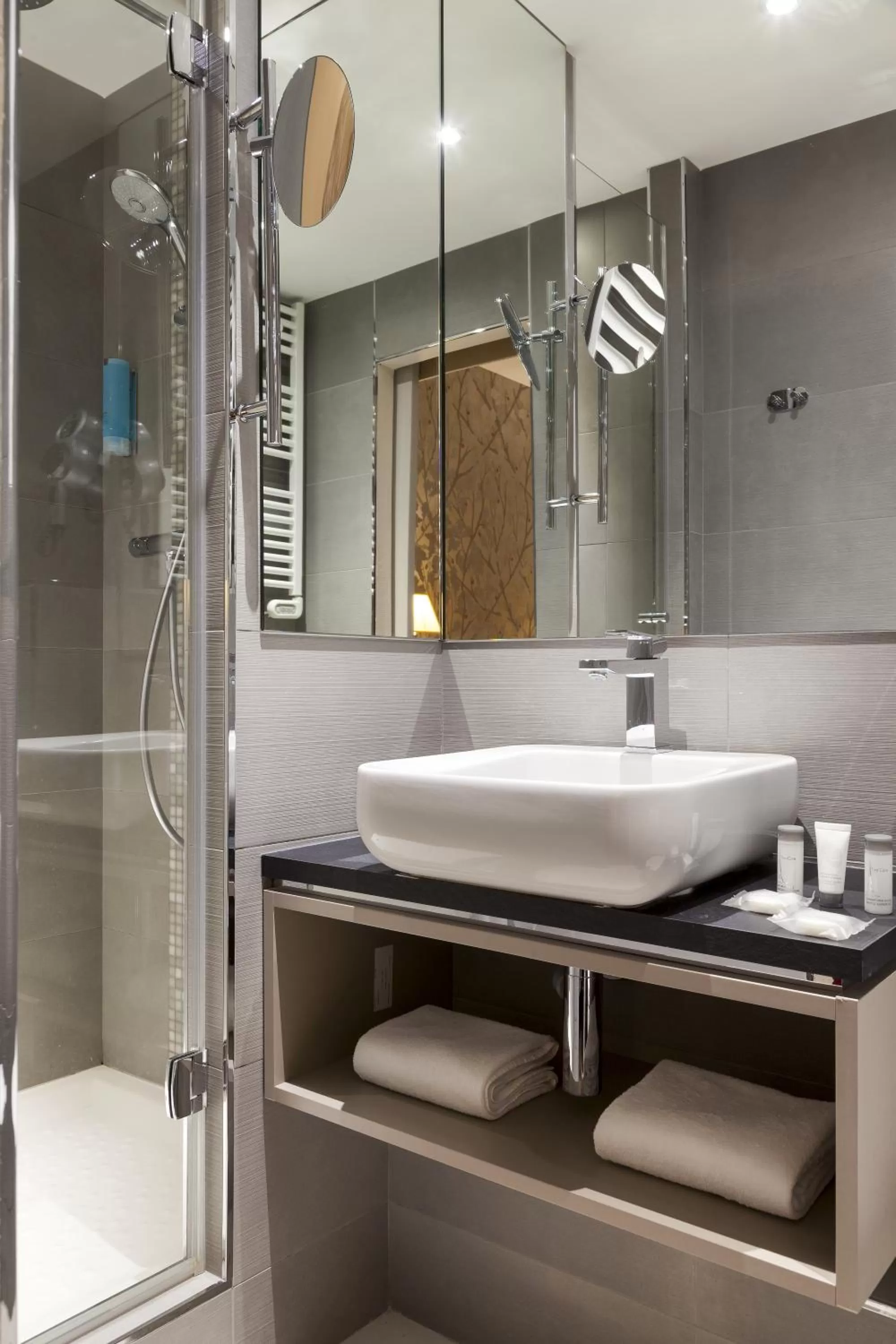 Shower in Timhotel Tour Eiffel