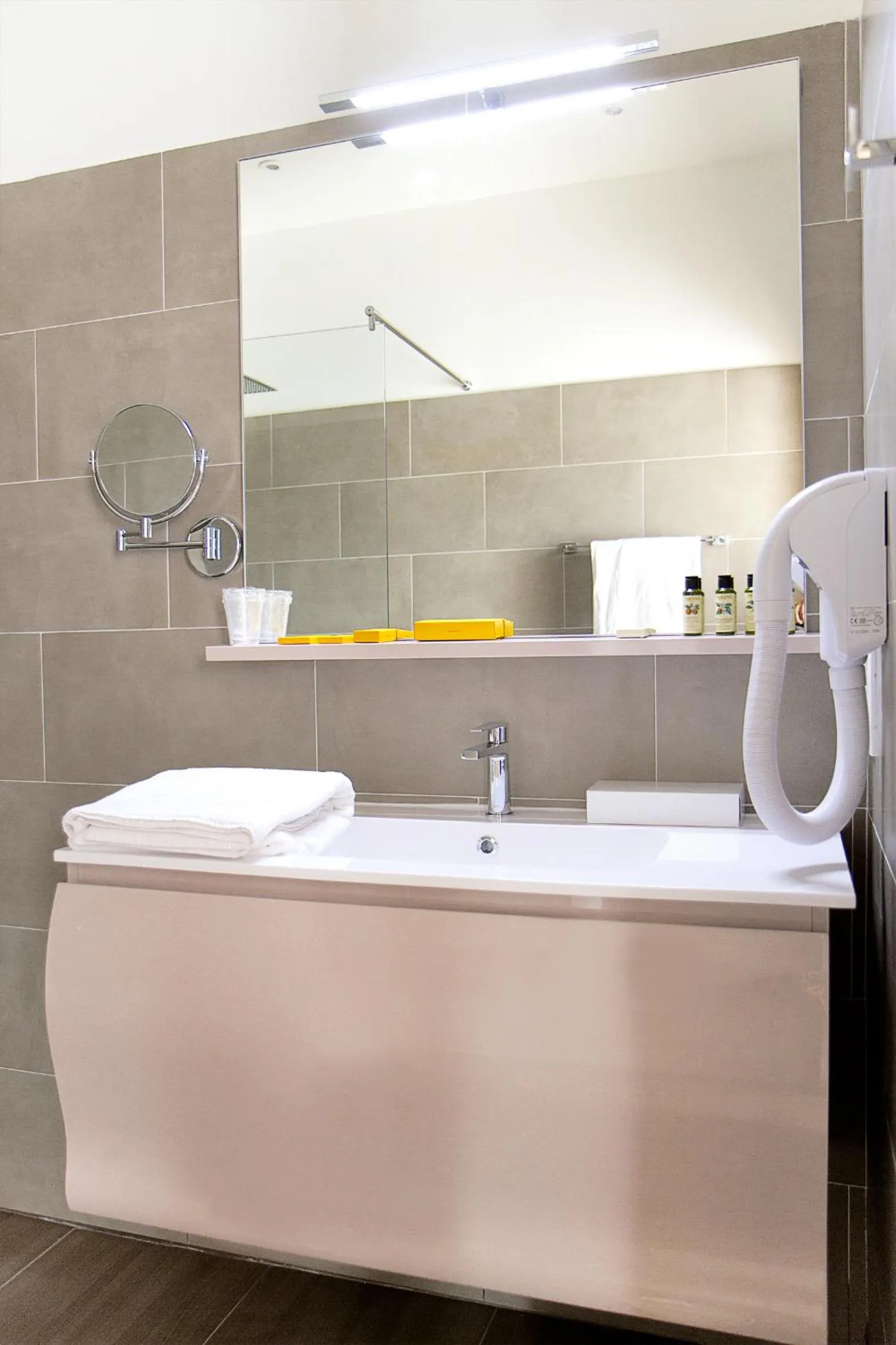 Shower in Hôtel CASABELLA Cannes Mouans Sartoux