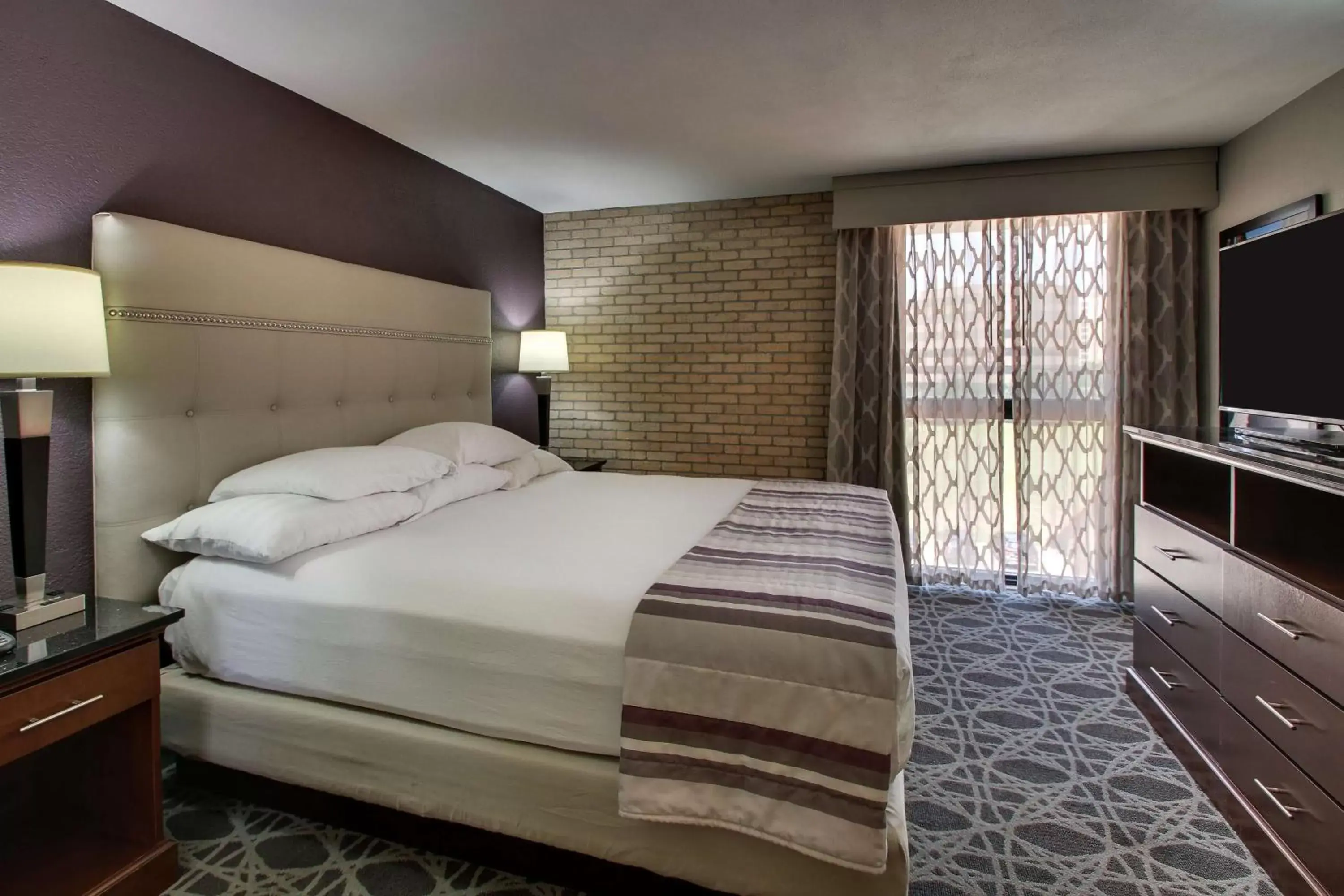 Photo of the whole room, Bed in Drury Plaza Hotel San Antonio Airport