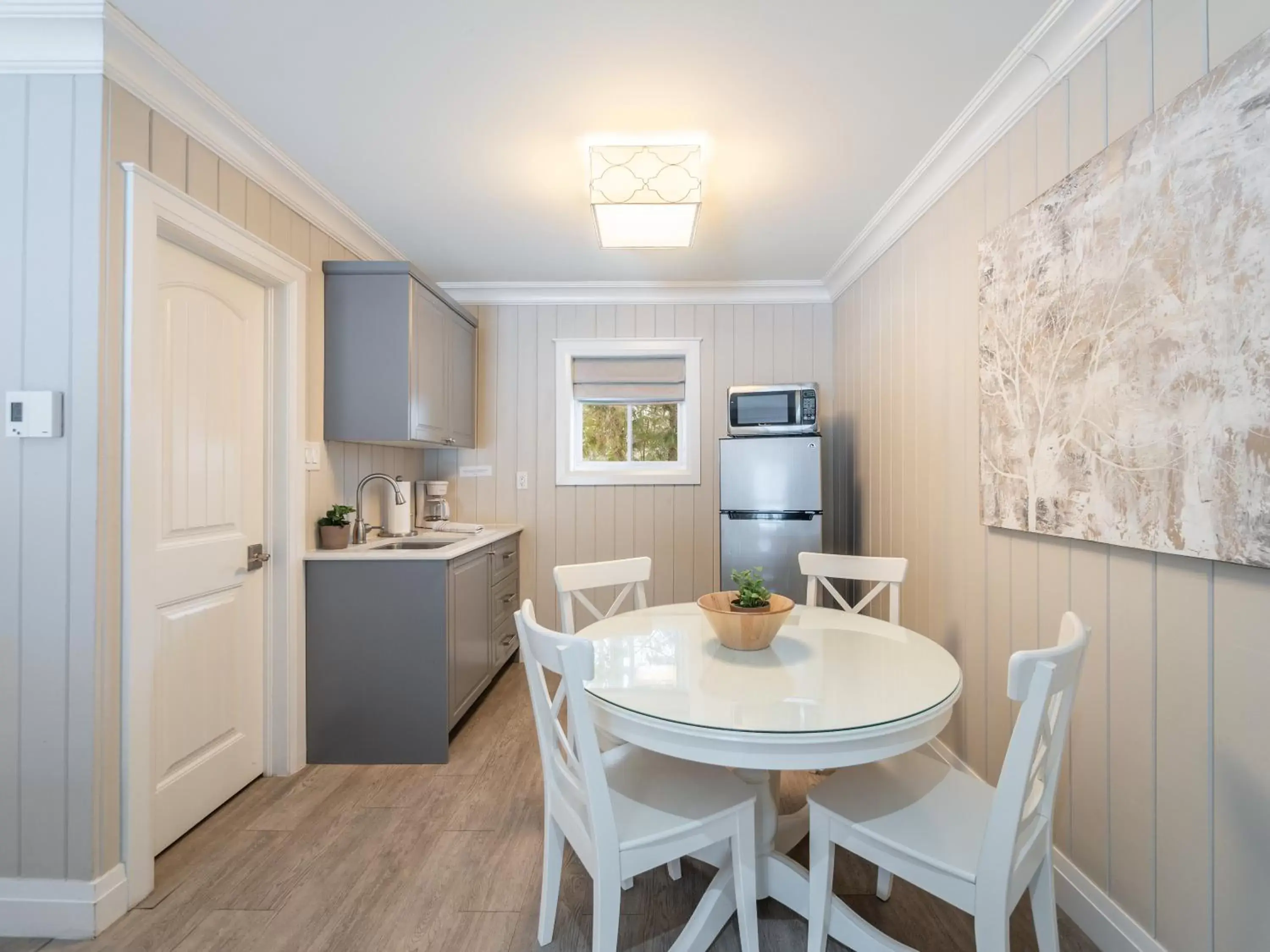 Kitchen or kitchenette, Dining Area in Somerset Lakeside Resort