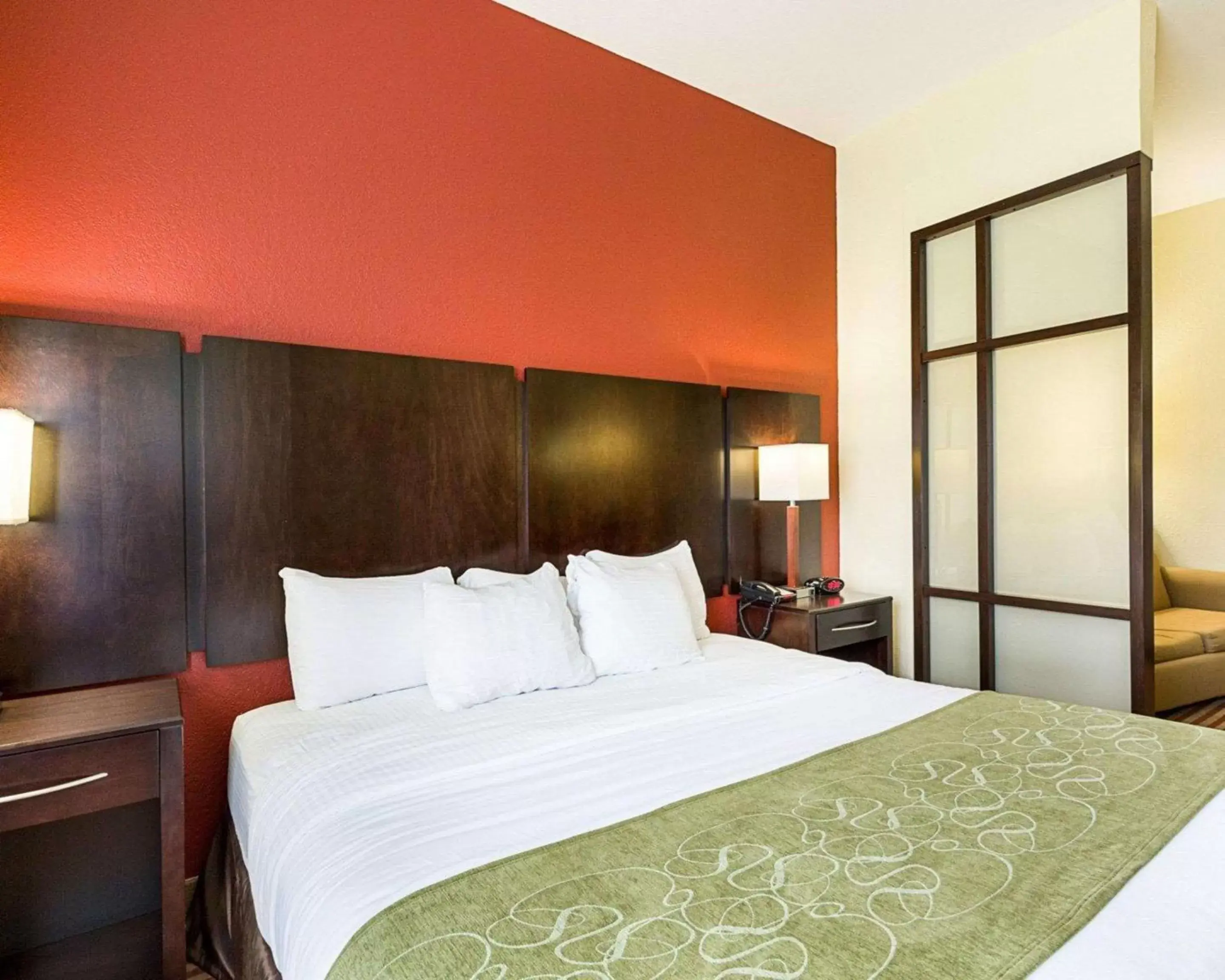 Photo of the whole room, Bed in Days Inn & Suites by Wyndham Houston / West Energy Corridor