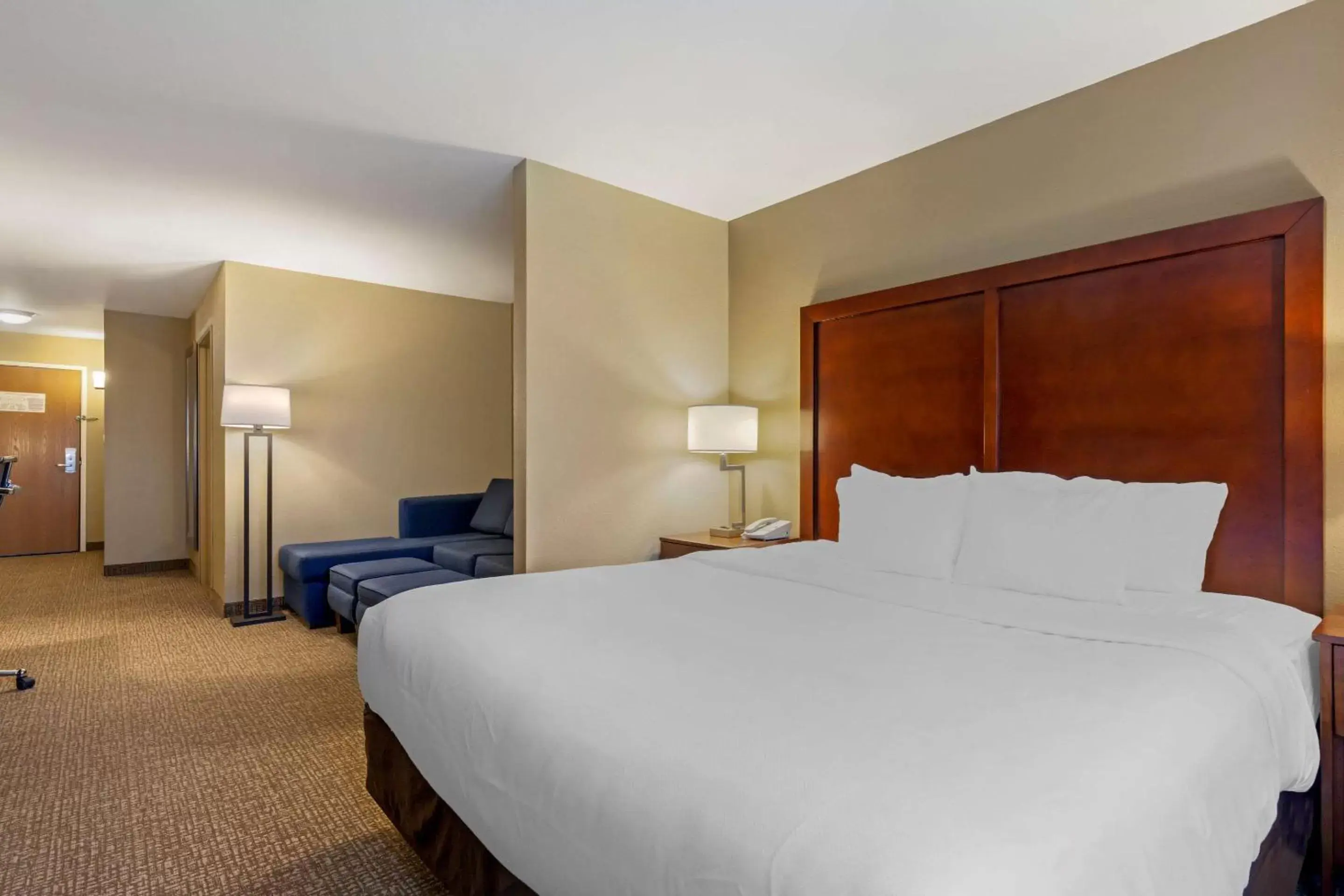 Bedroom, Bed in Comfort Suites Johnson Creek Conference