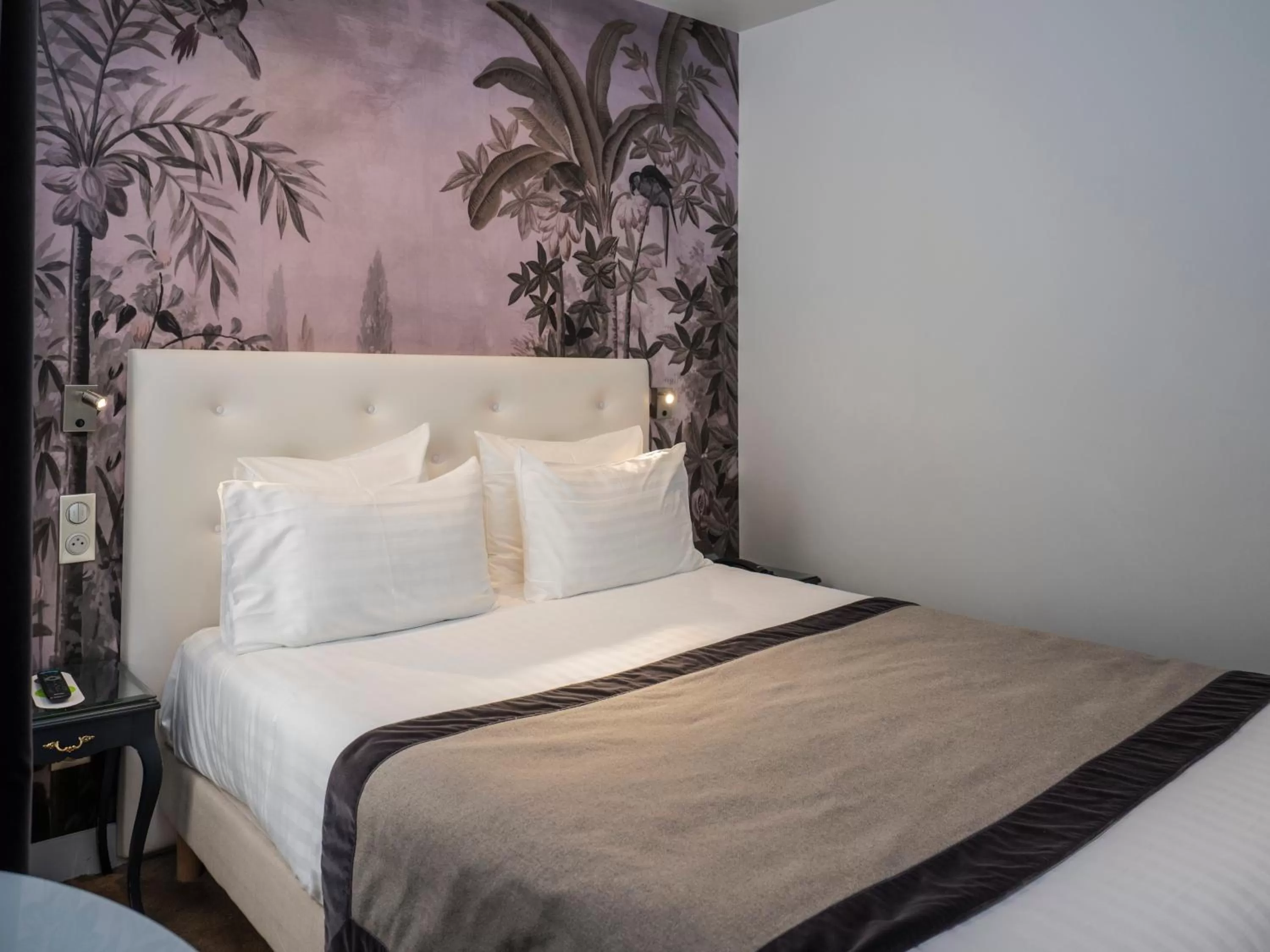 Shower, Bed in Hotel Taylor