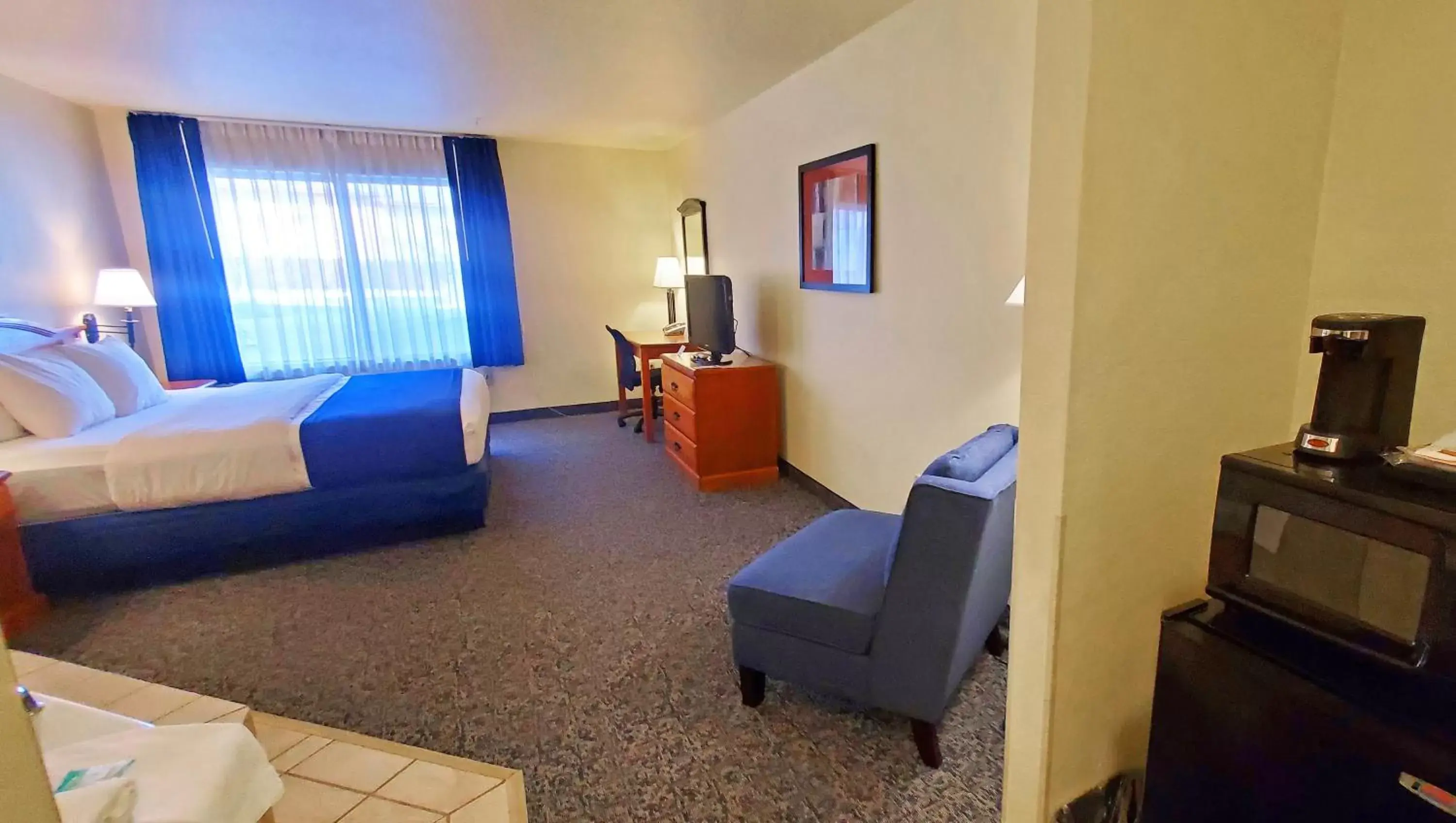 Bedroom, Seating Area in Magnuson Grand Pikes Peak