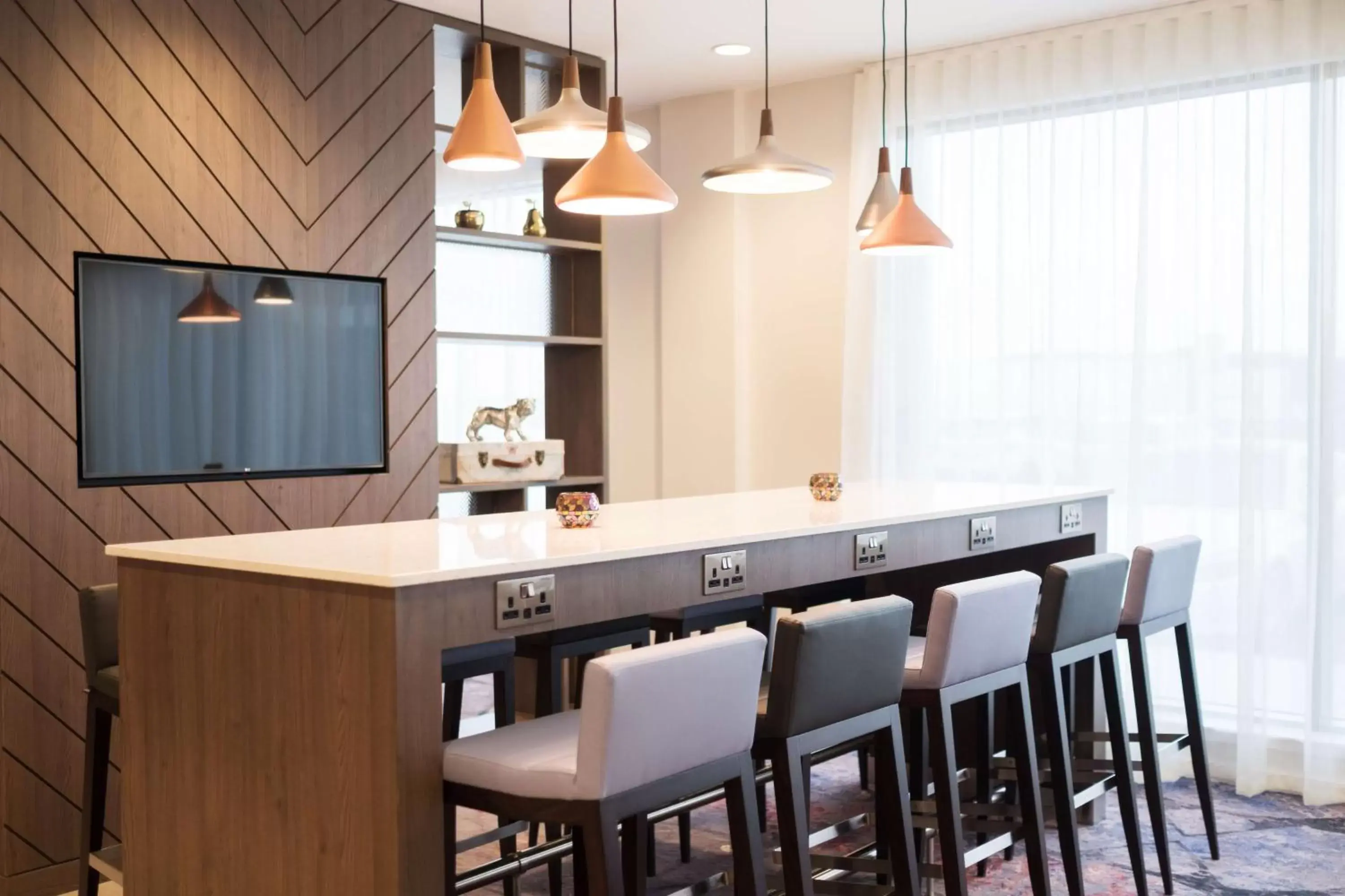 Lounge or bar, Kitchen/Kitchenette in Hampton By Hilton Aberdeen Airport