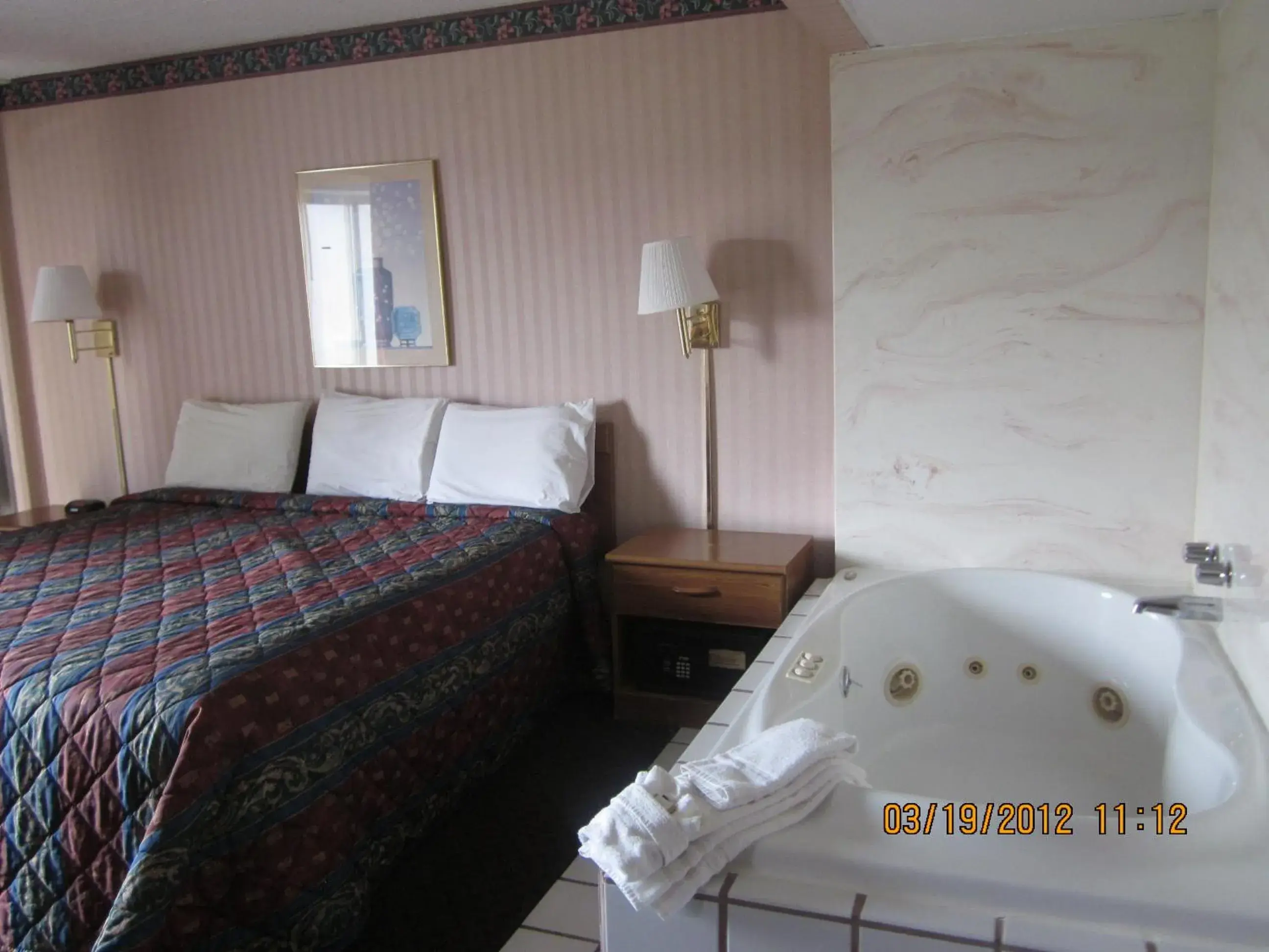 Photo of the whole room, Bed in Howard Johnson by Wyndham Benton Harbor