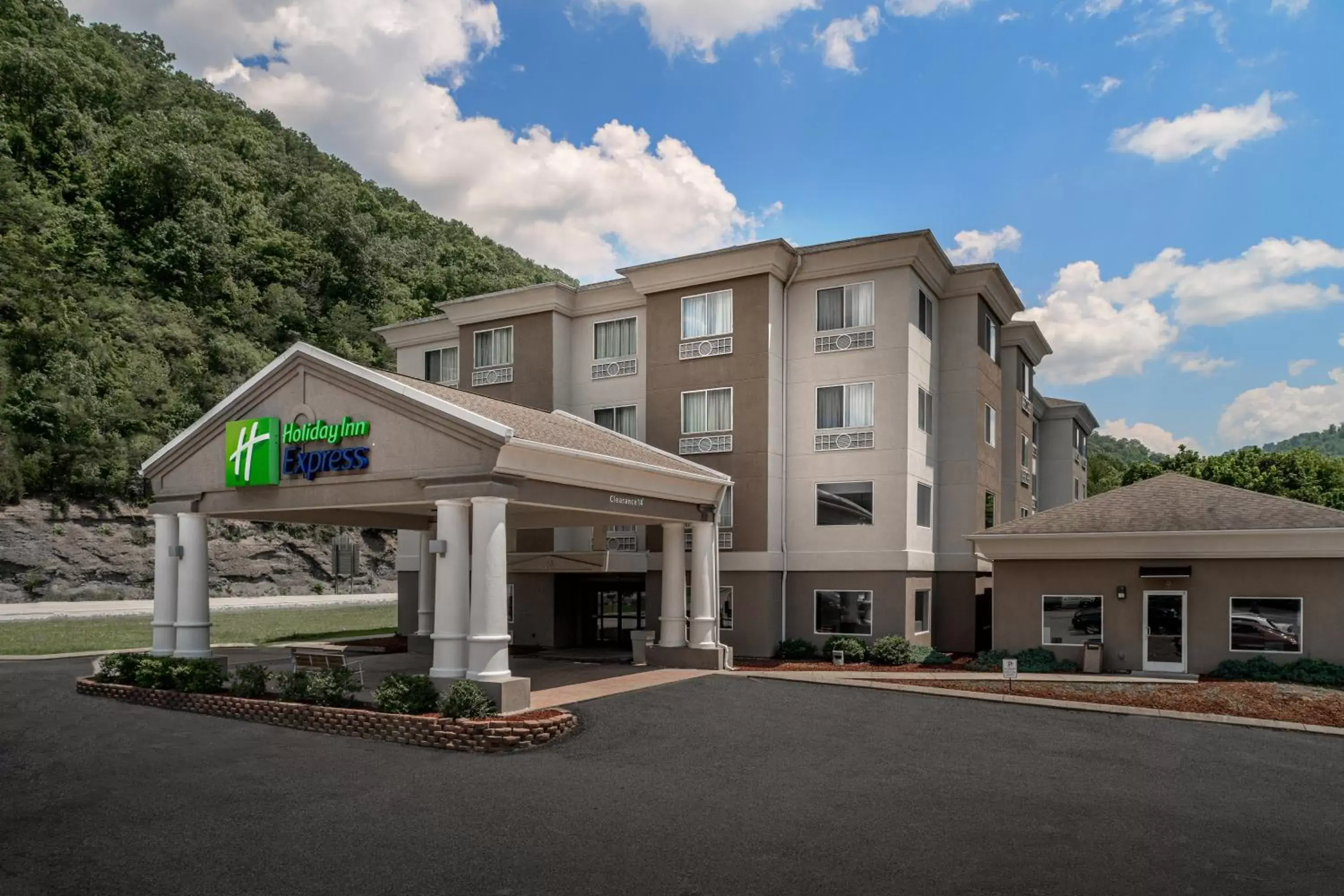 Property Building in Holiday Inn Express and Suites Pikeville, an IHG Hotel