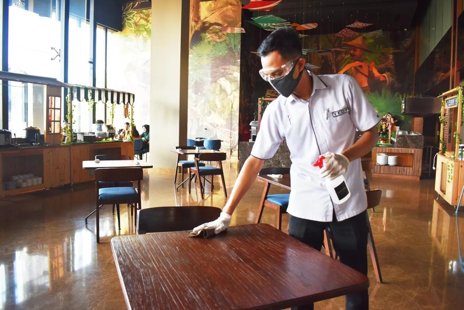 Staff in Luminor Hotel Airport Sidoarjo By WH , Best Choice and Strategic Location with a Rooftop area in Town