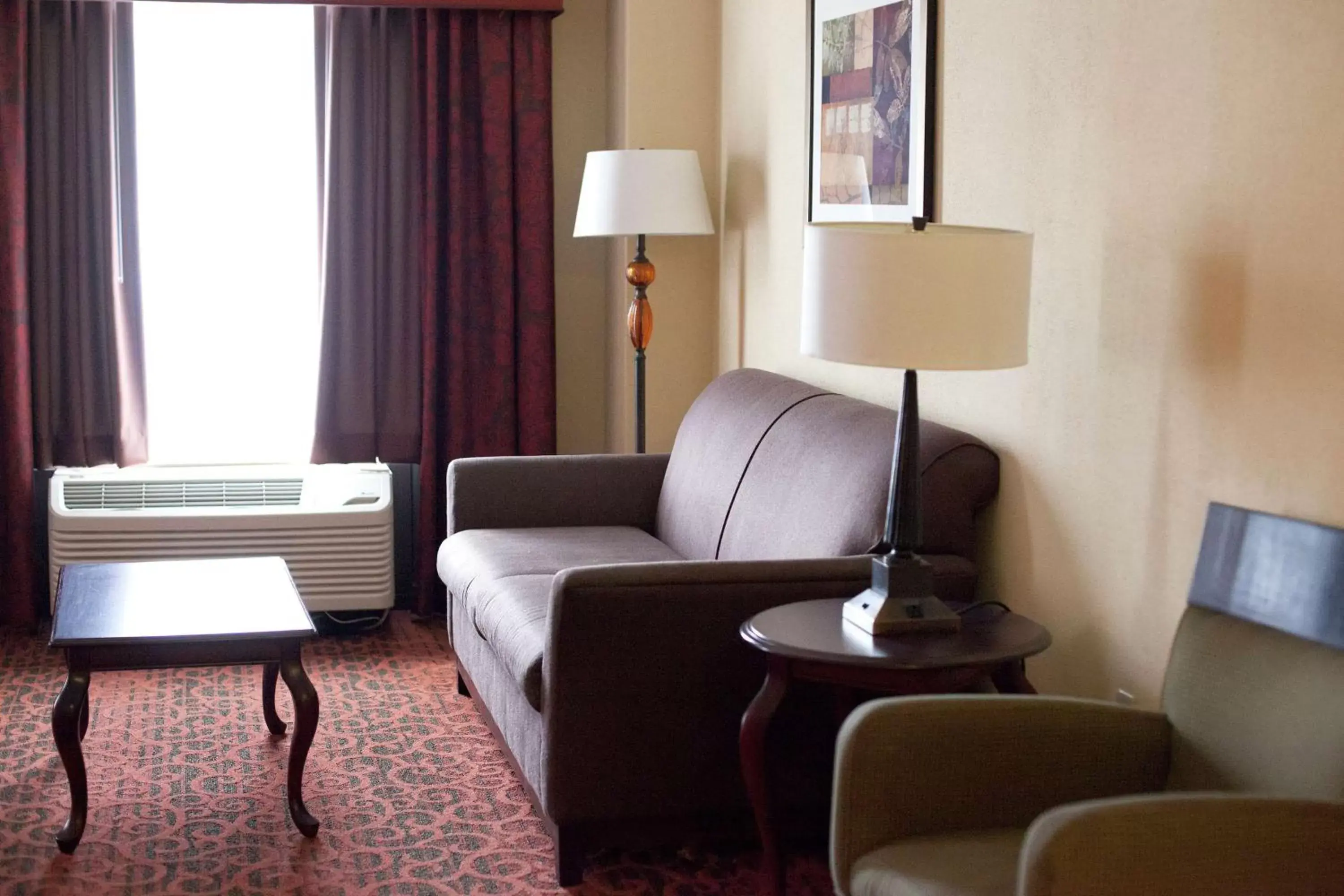 Living room, Seating Area in Hampton Inn Rochester-Webster