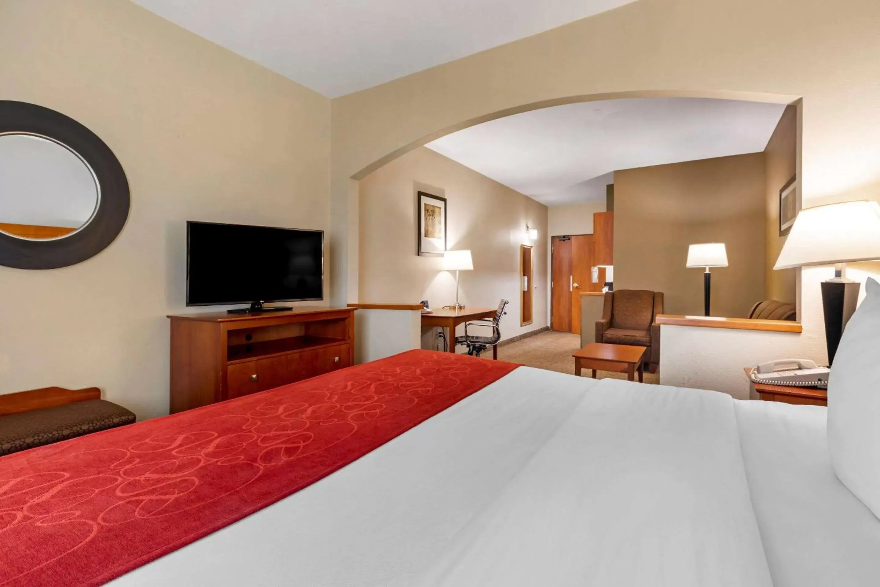 Photo of the whole room, Bed in Comfort Suites North Dallas