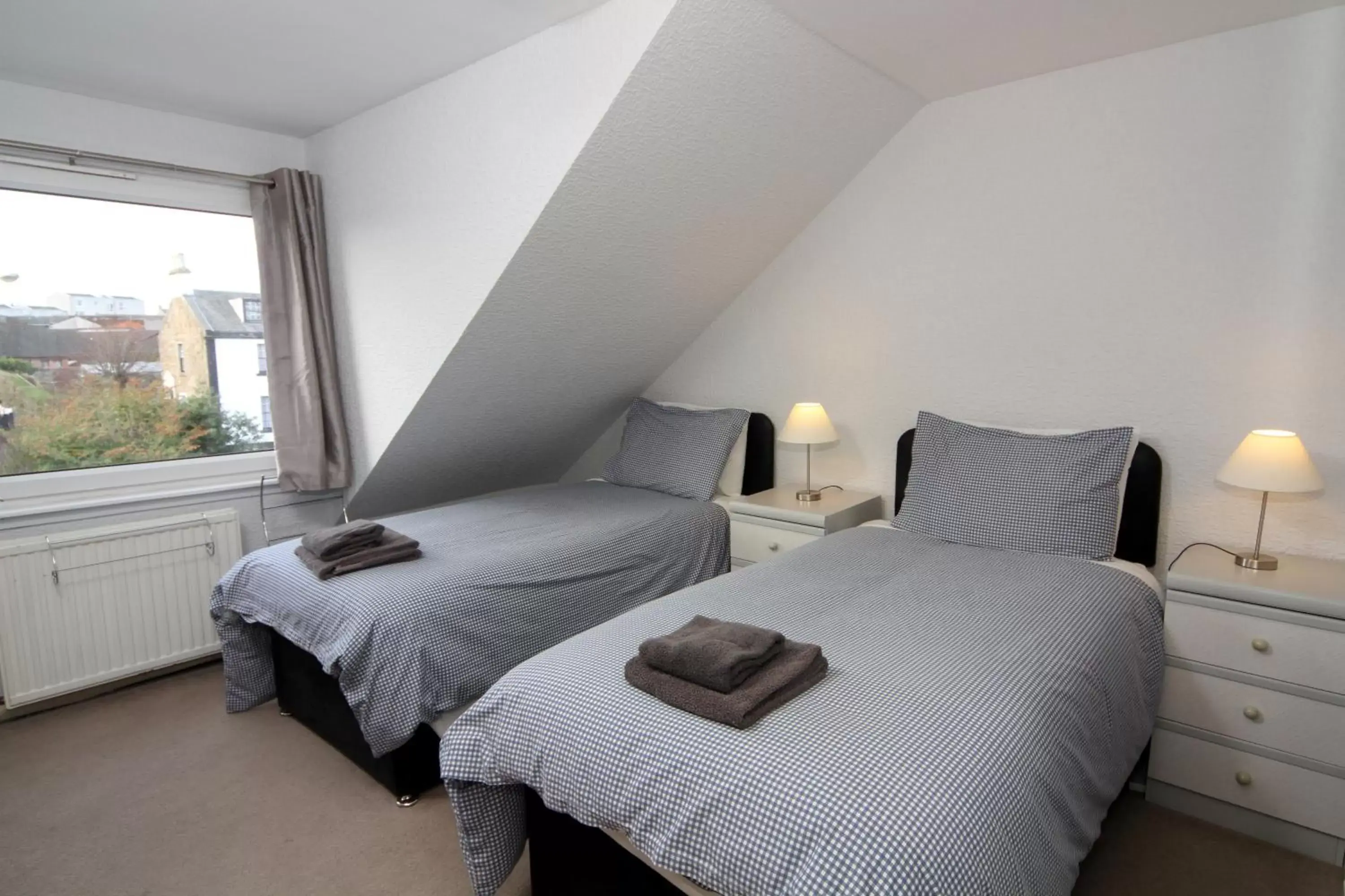 Twin Room with Bathroom in Dean Park Guest House Twin Room with Bathroom in Dean Park Guest House