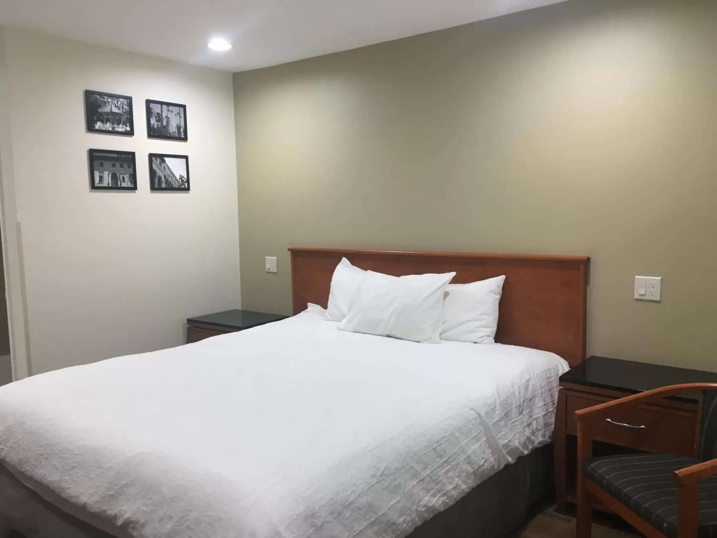 Room Photo in Simply Home Inn & Suites - Riverside