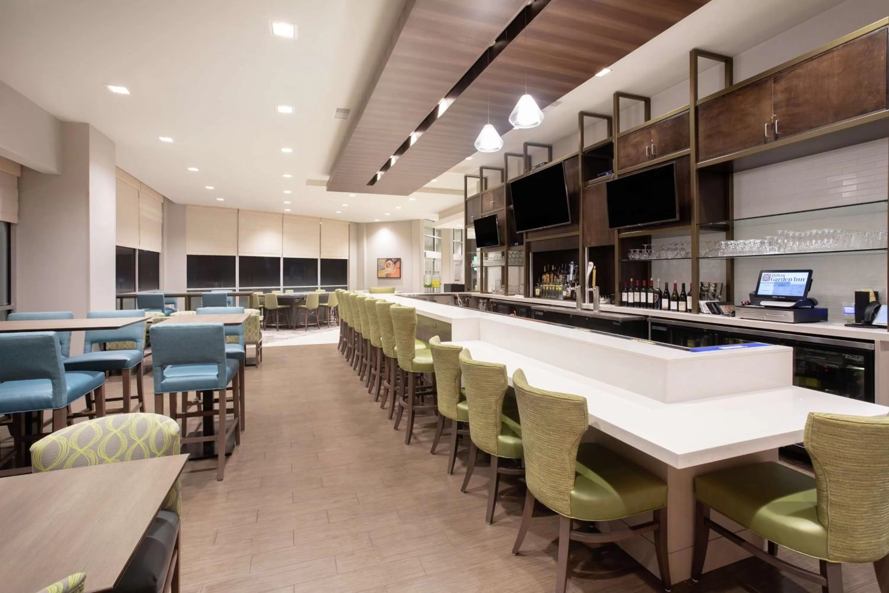 Lounge or bar in Hilton Garden Inn Omaha Aksarben Village
