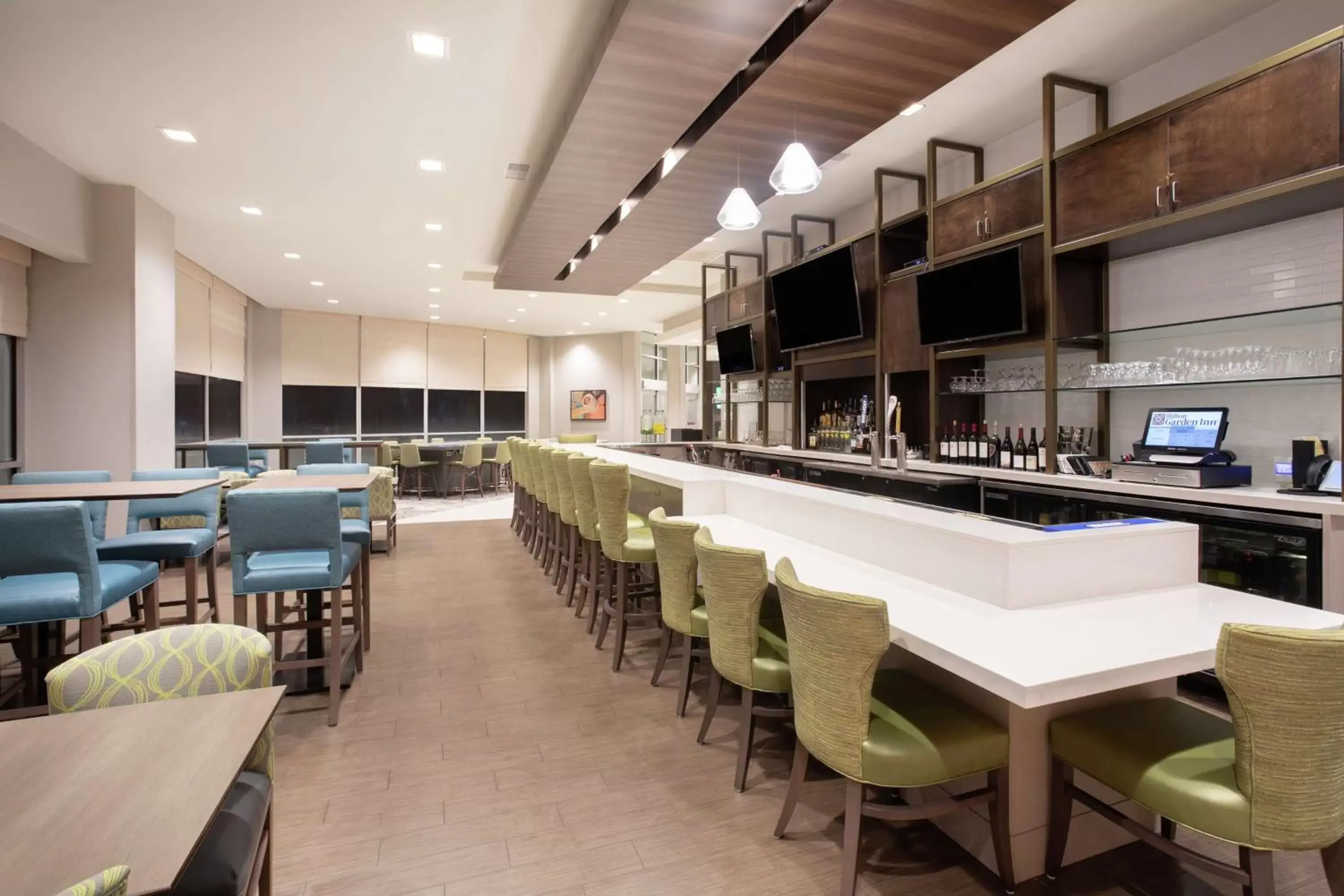 Lounge or bar, Restaurant/Places to Eat in Hilton Garden Inn Omaha Aksarben Village