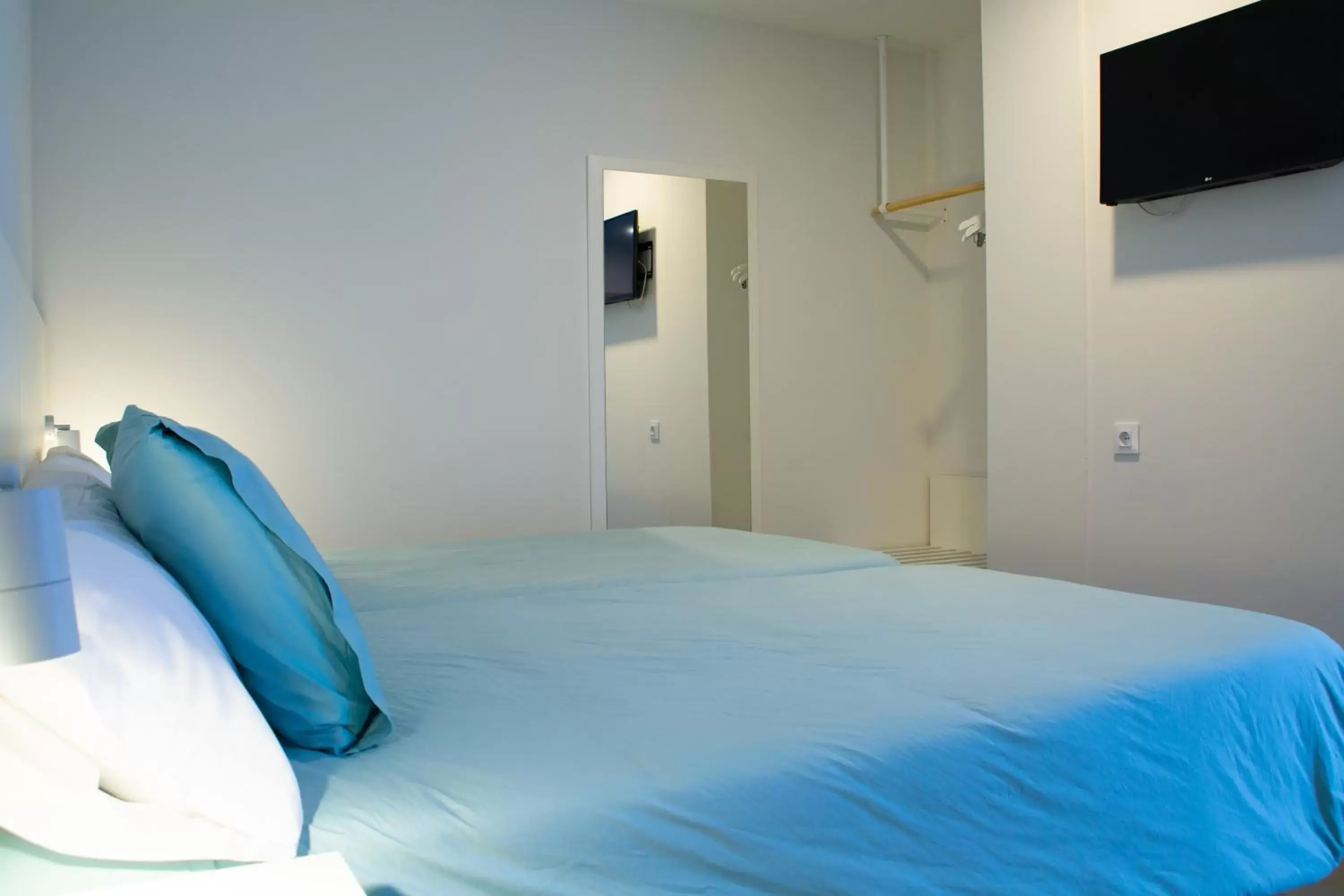 TV and multimedia, Bed in Hotel Gran Sol De Extremadura