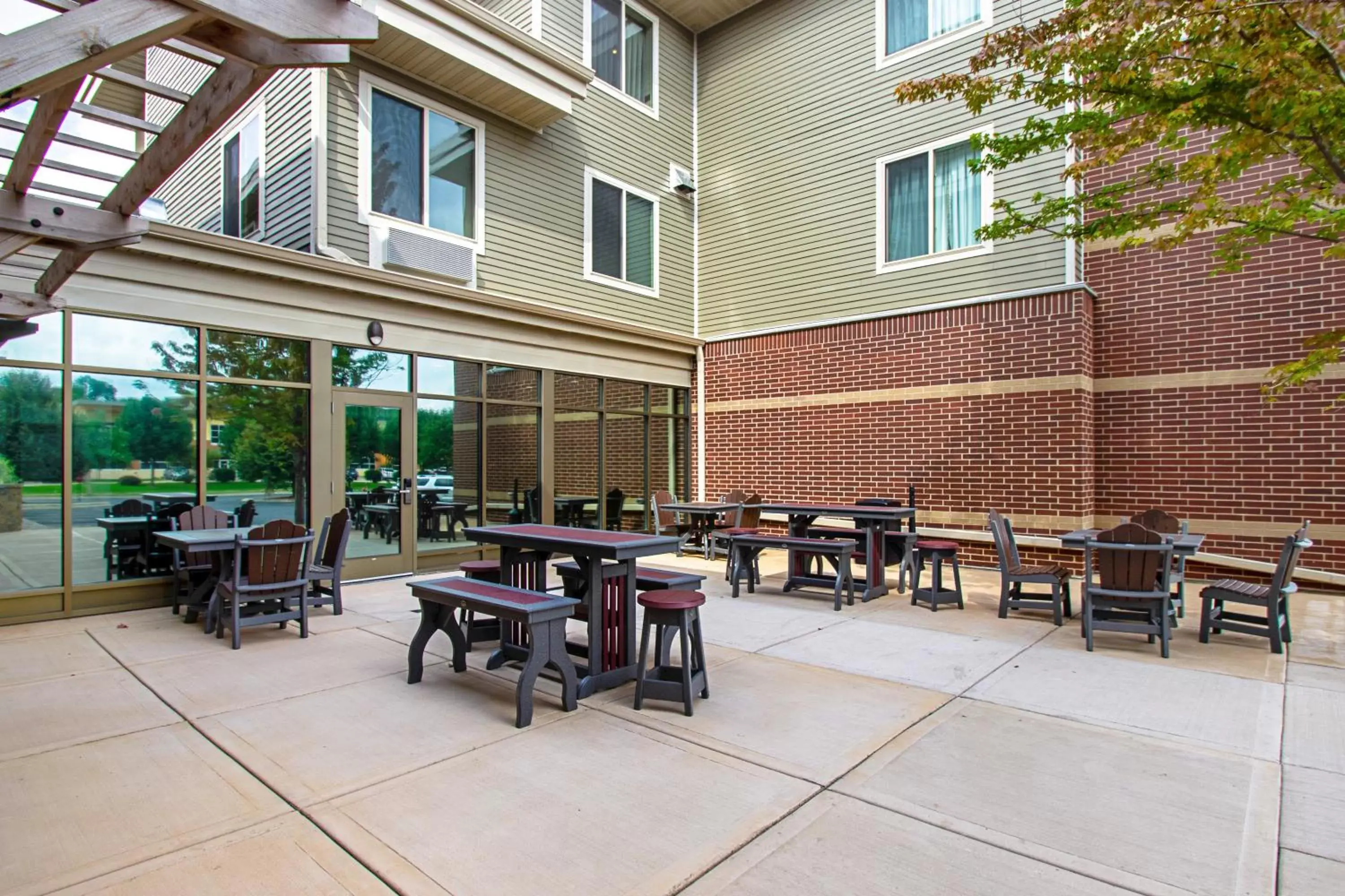 Balcony/Terrace, Restaurant/Places to Eat in MainStay Suites Extended Stay Hotel Madison East