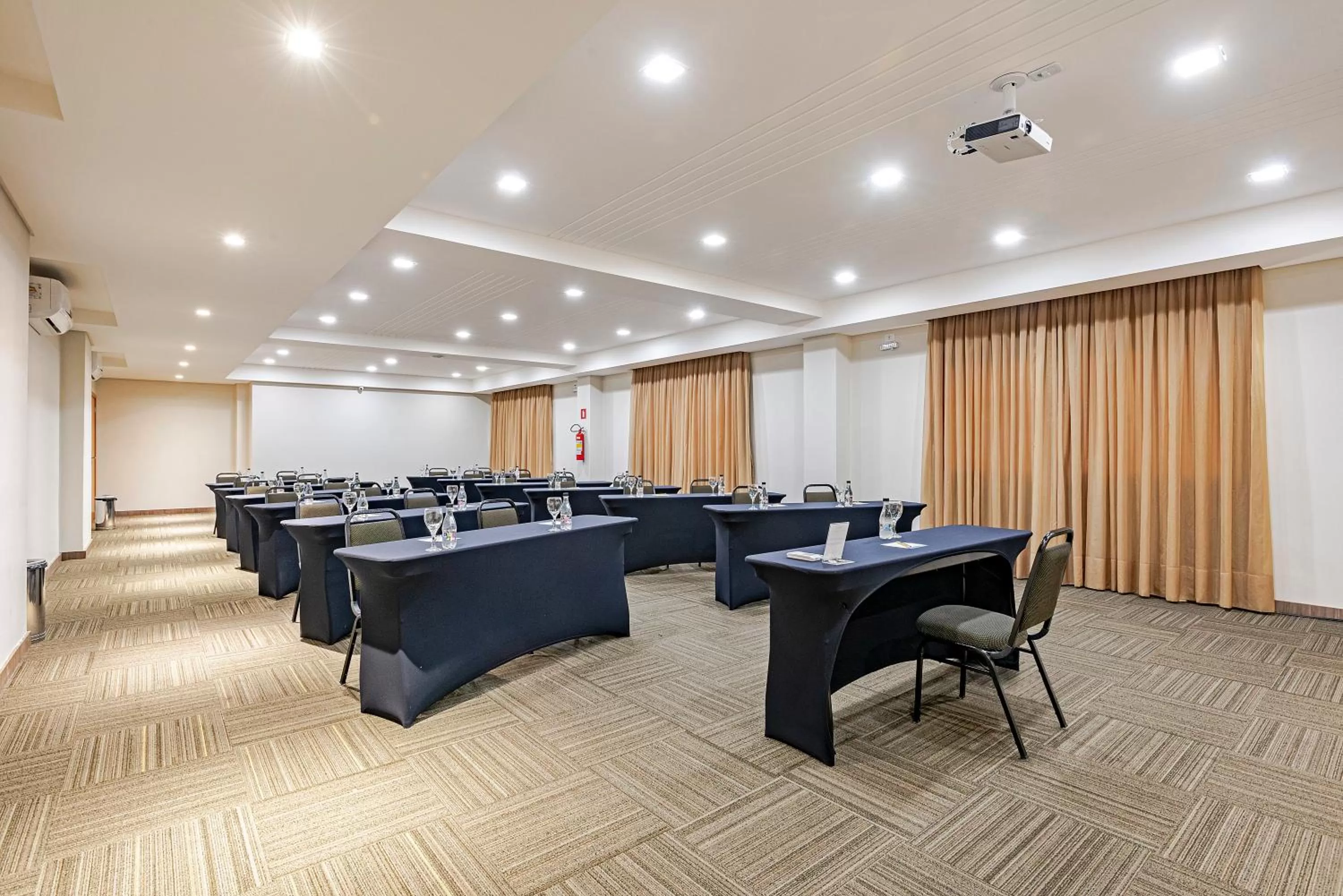 Meeting/conference room in Slim Curitiba Av das Torres
