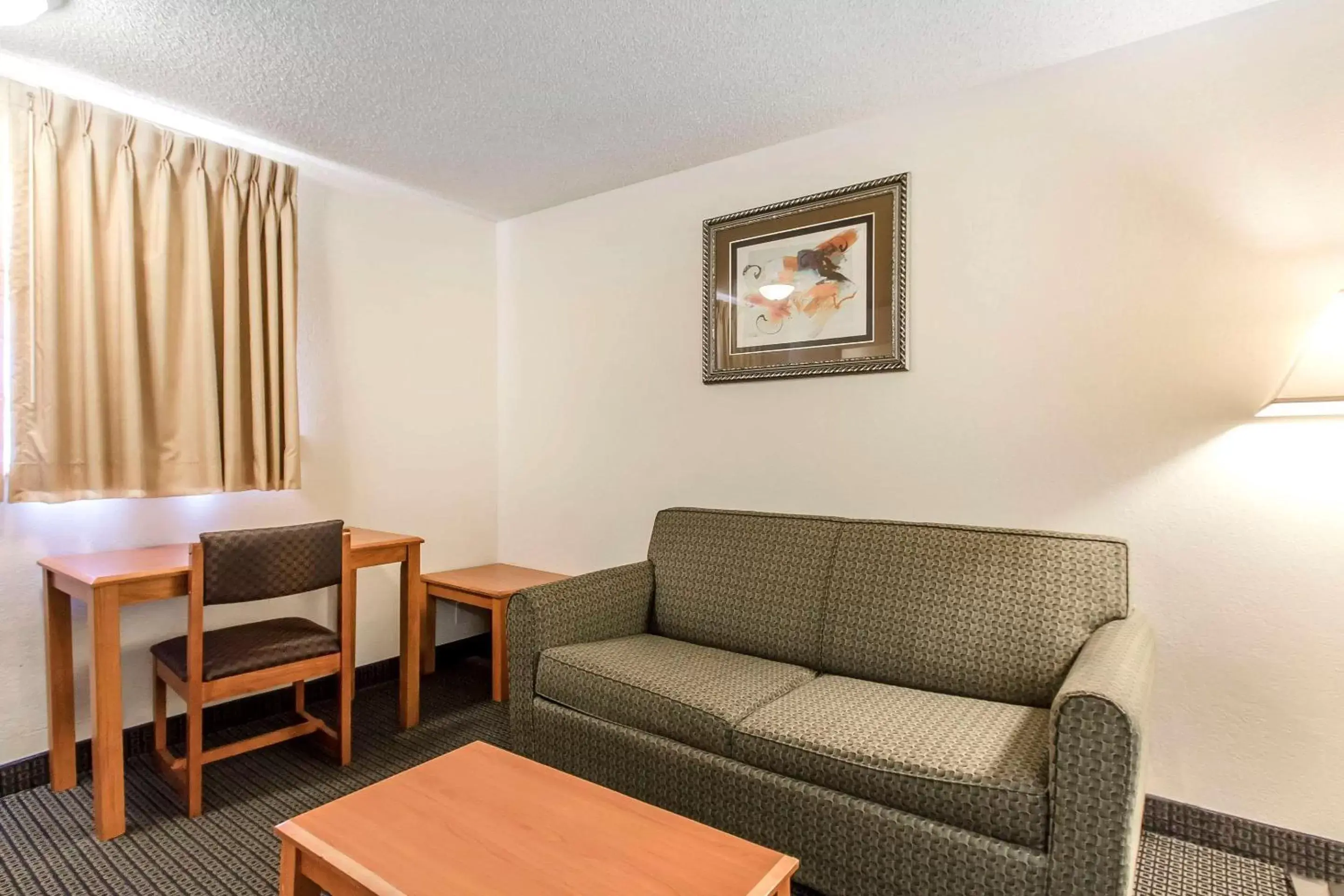 Photo of the whole room, Seating Area in Econo Lodge Inn & Suites Clinton