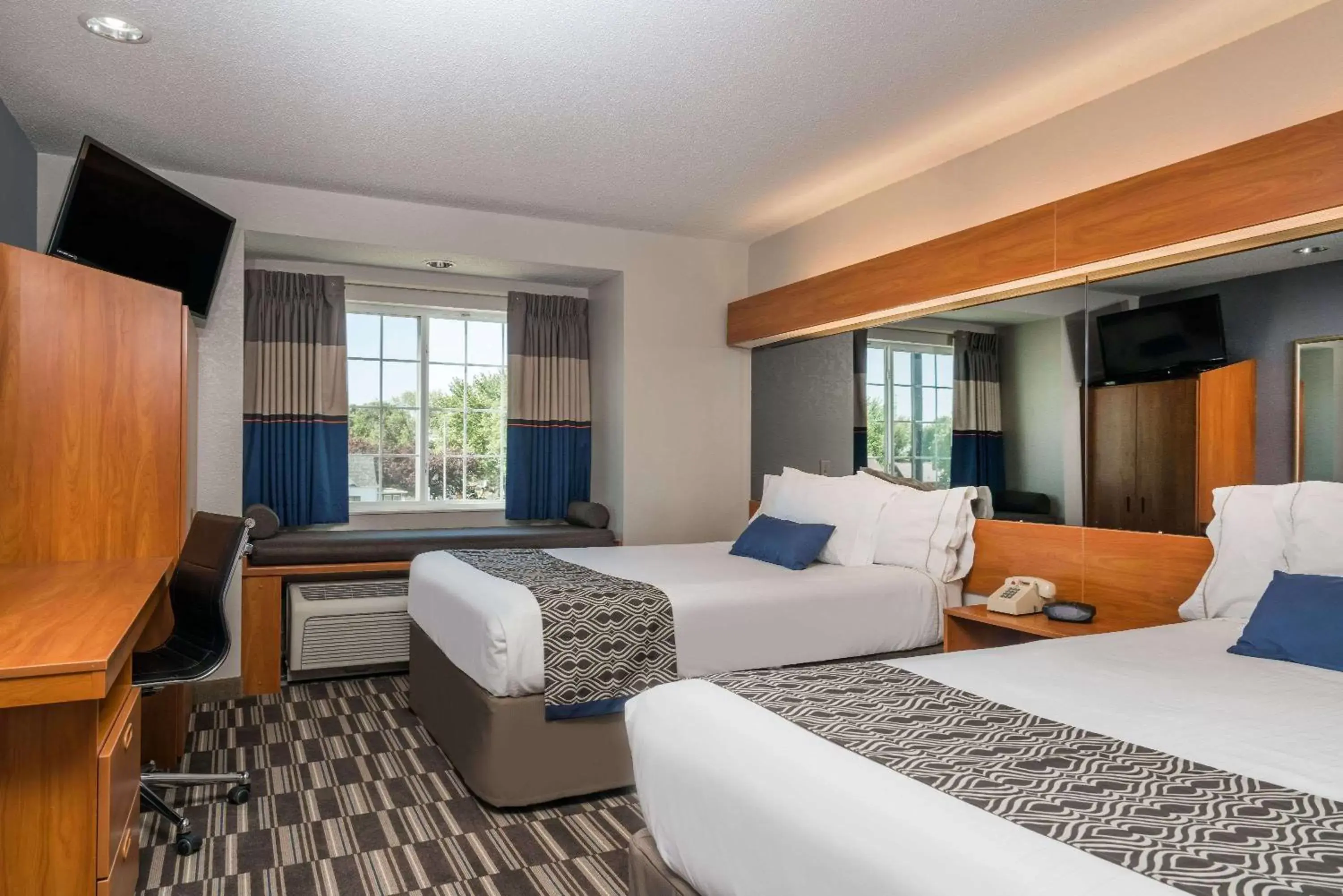 Photo of the whole room, Bed in Microtel Inn & Suites by Wyndham Springfield