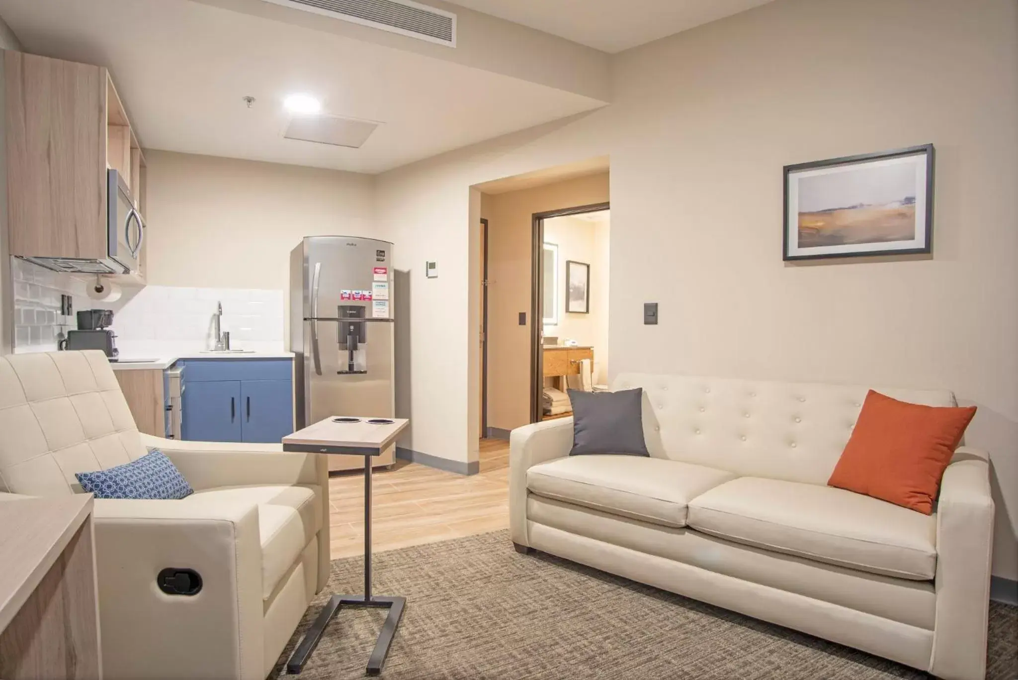 Photo of the whole room, Seating Area in Candlewood Suites - Guadalajara Galerias, an IHG Hotel