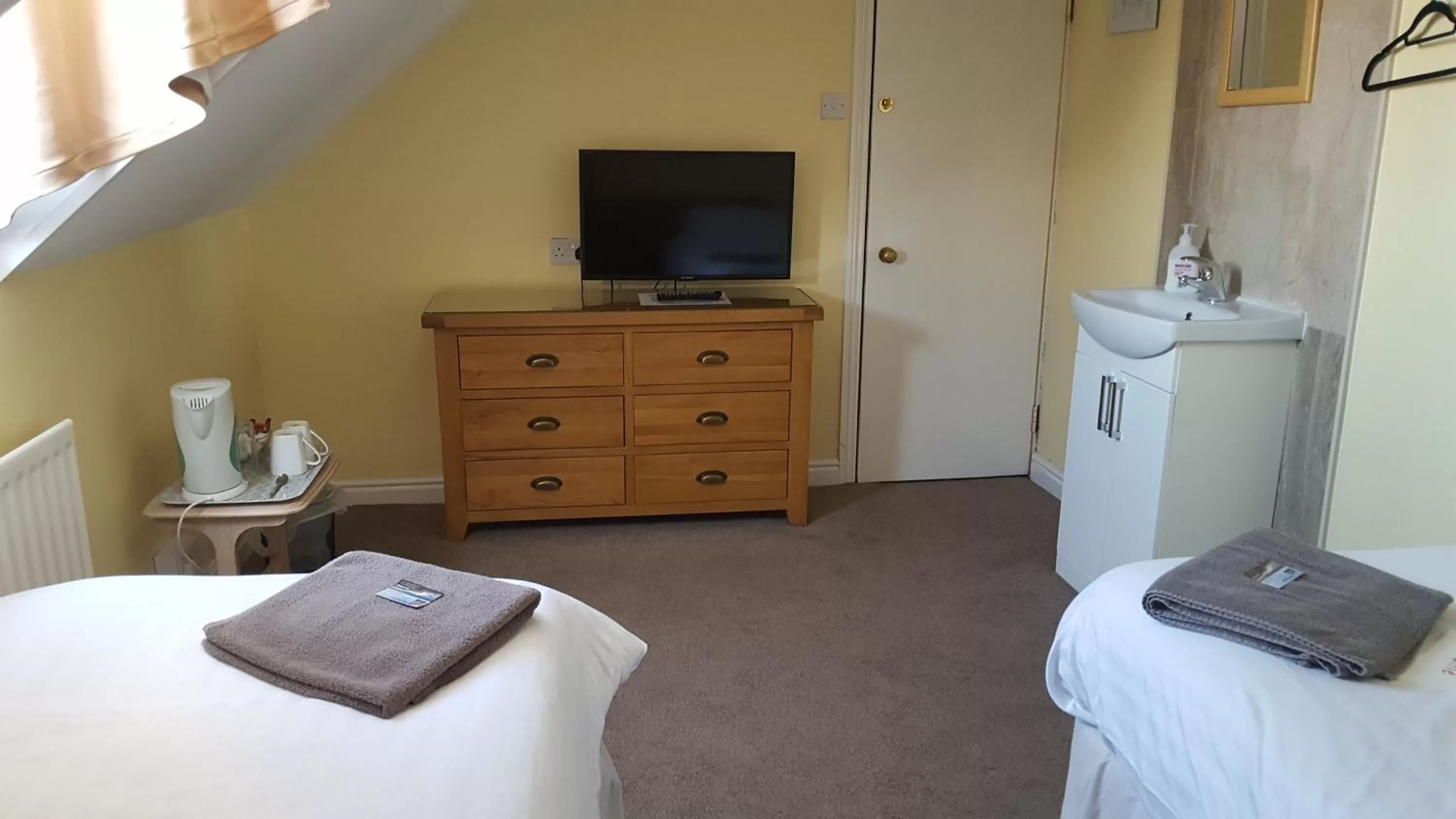 Bed, TV/Entertainment Center in The Beacon Hotel