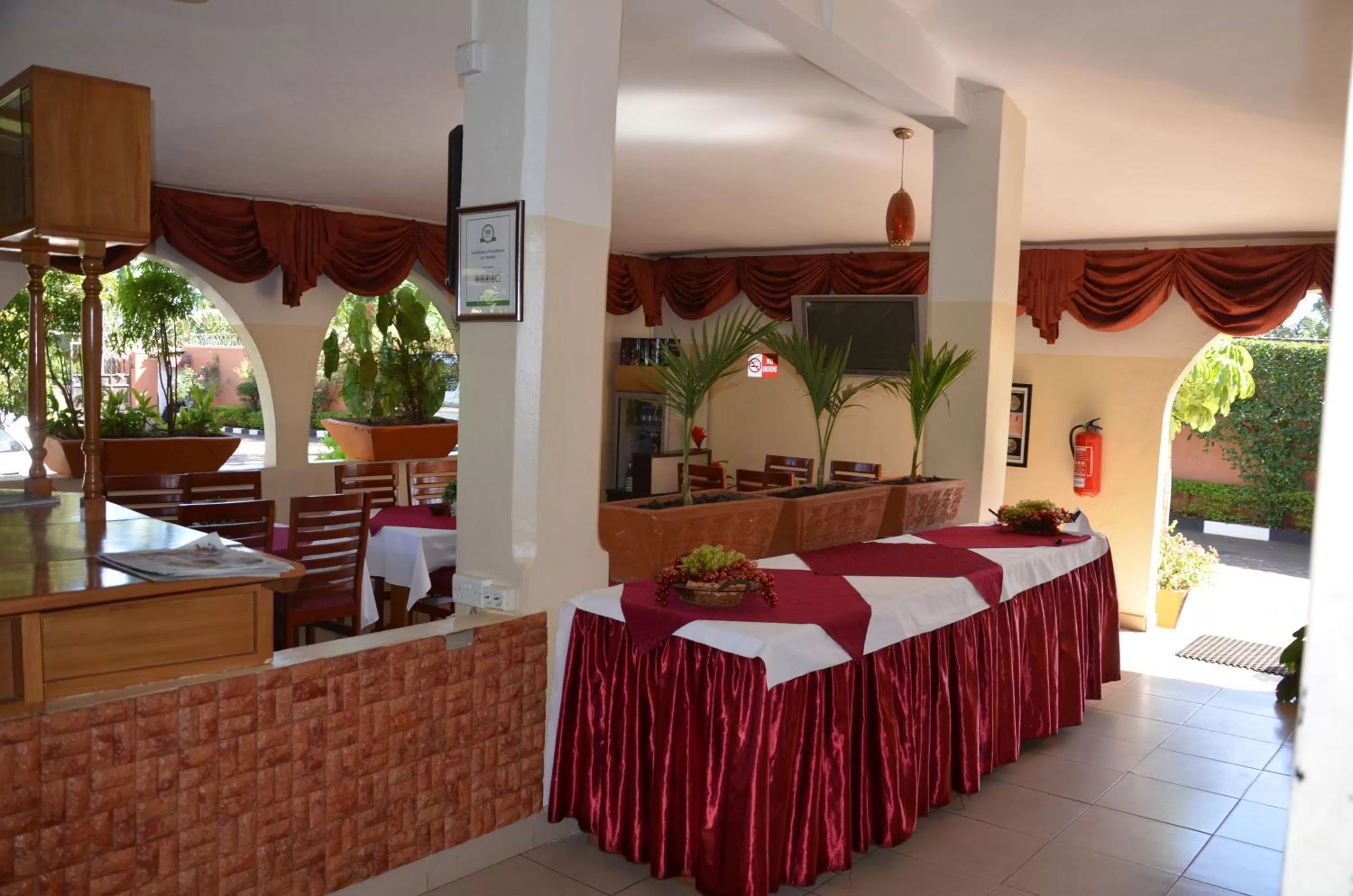 Restaurant/places to eat, Bed in Sunset Hotel Entebbe