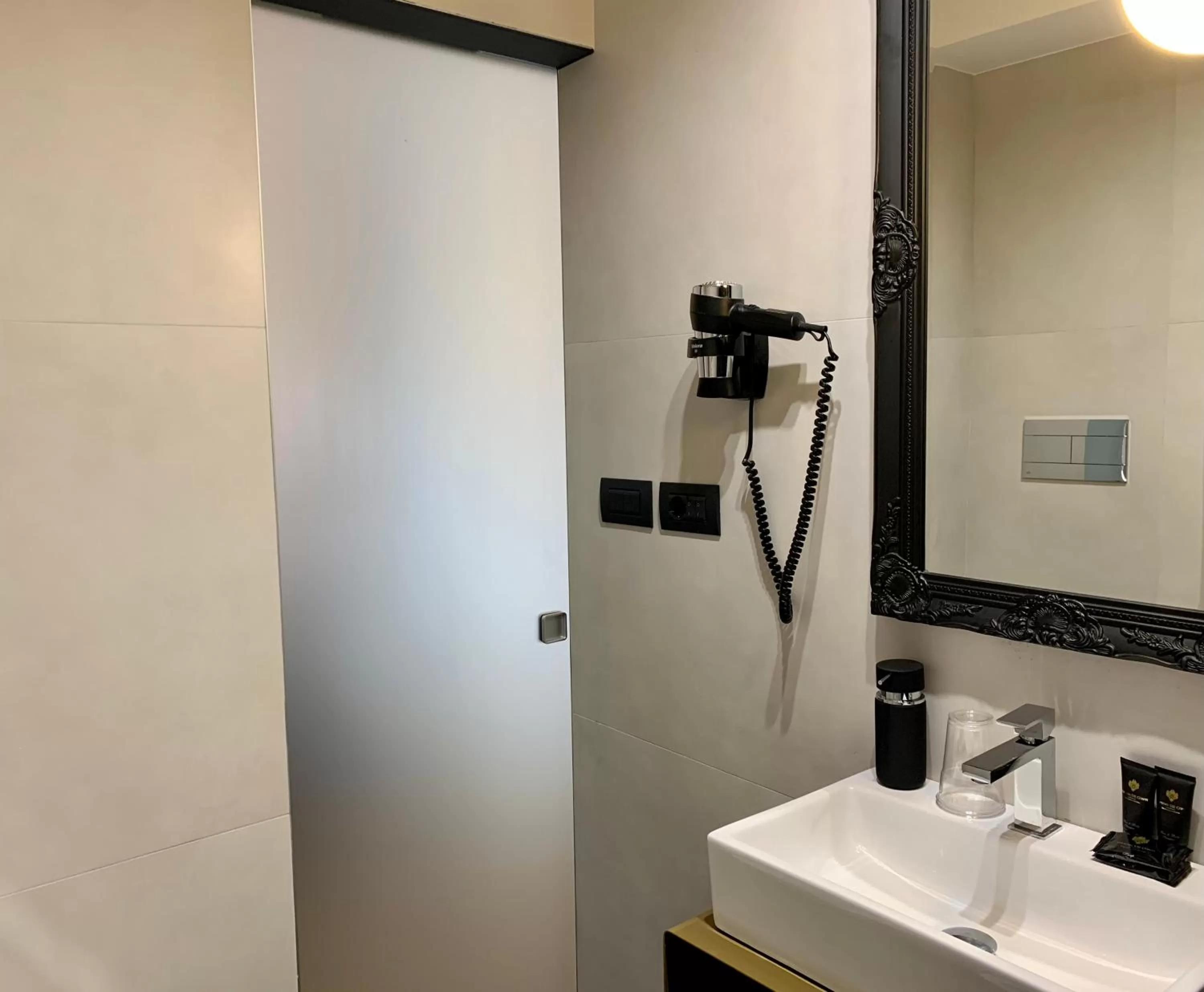 Bathroom in Toledo Boutique Rooms